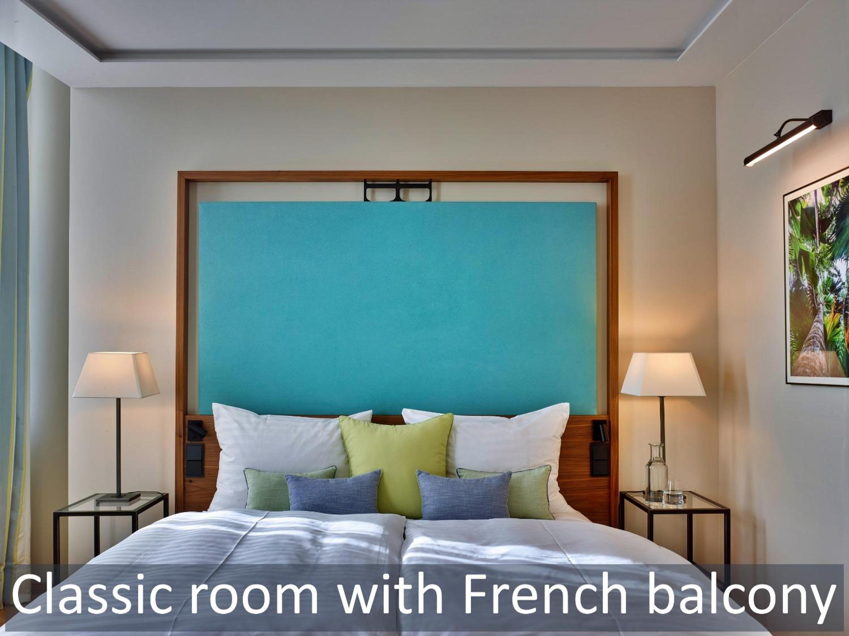 Classic Double Room with Balcony - Photo 11