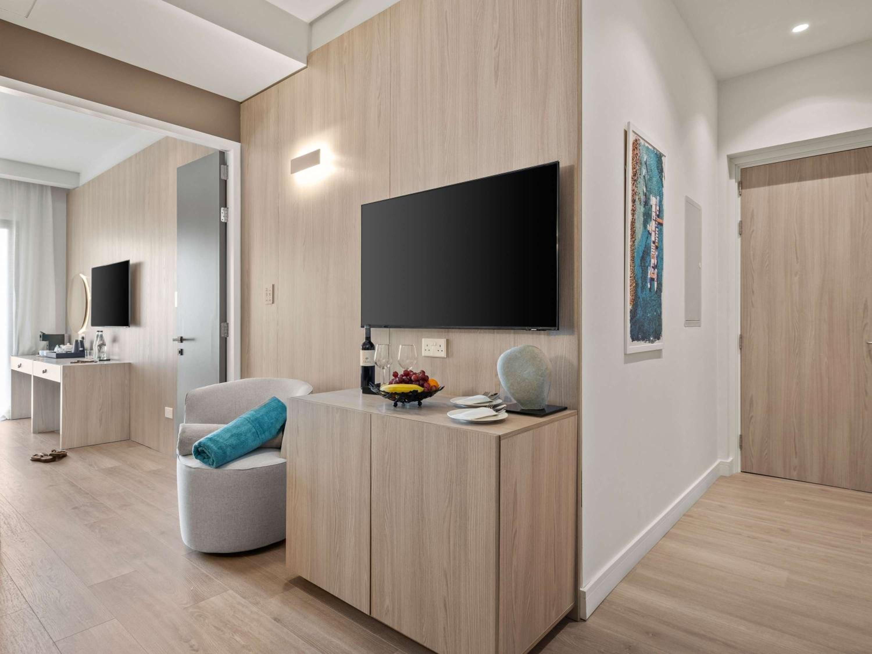Superior room with double bed, sofa and balcony photo 2