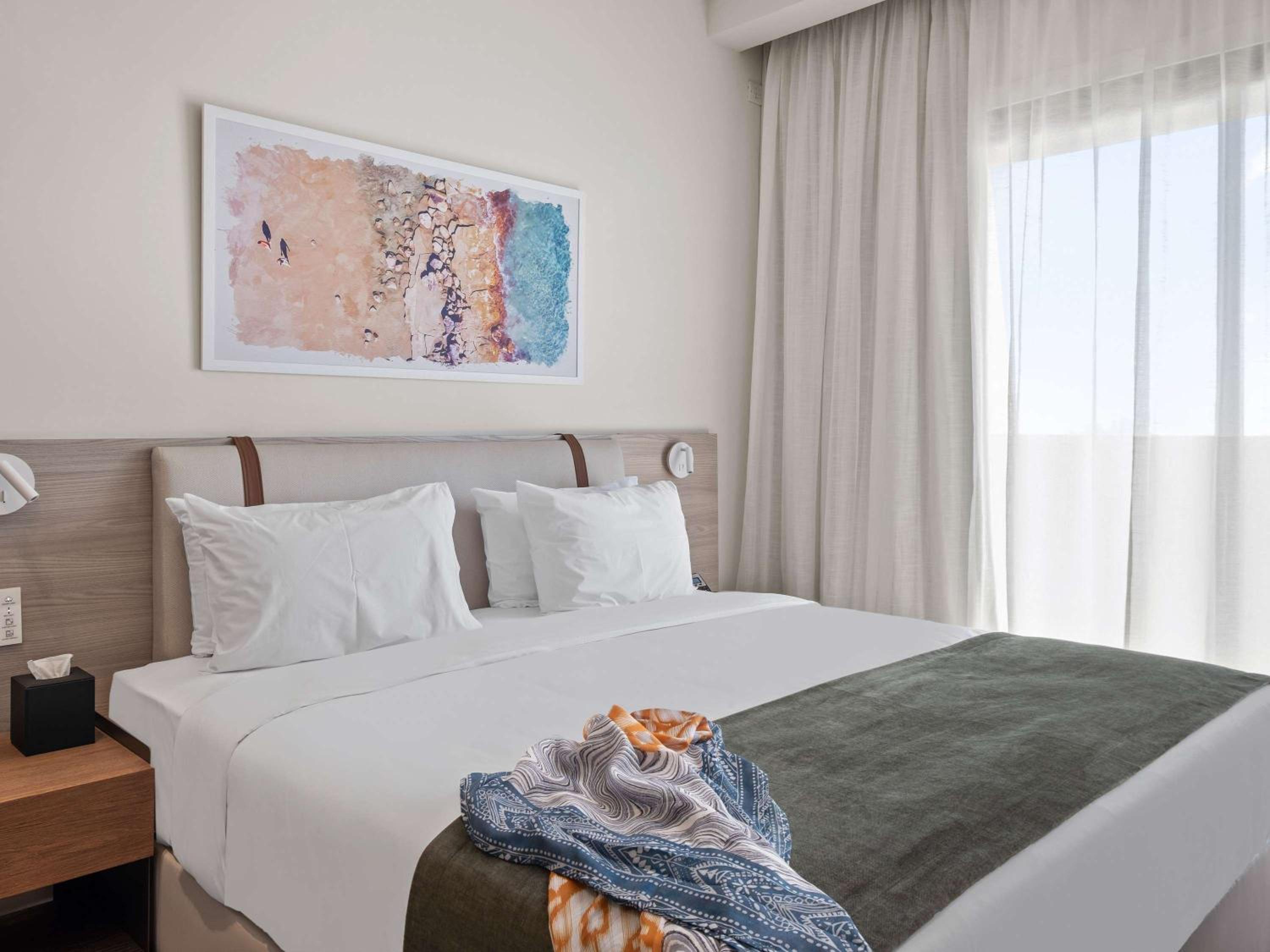 Superior room with double bed, sofa and balcony photo 3