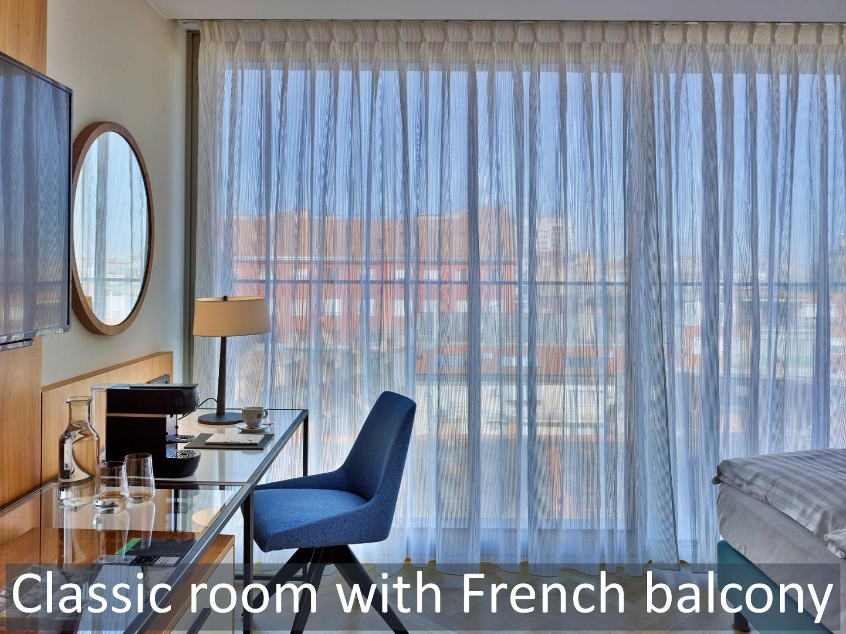 Classic Double Room with Balcony - Photo 8