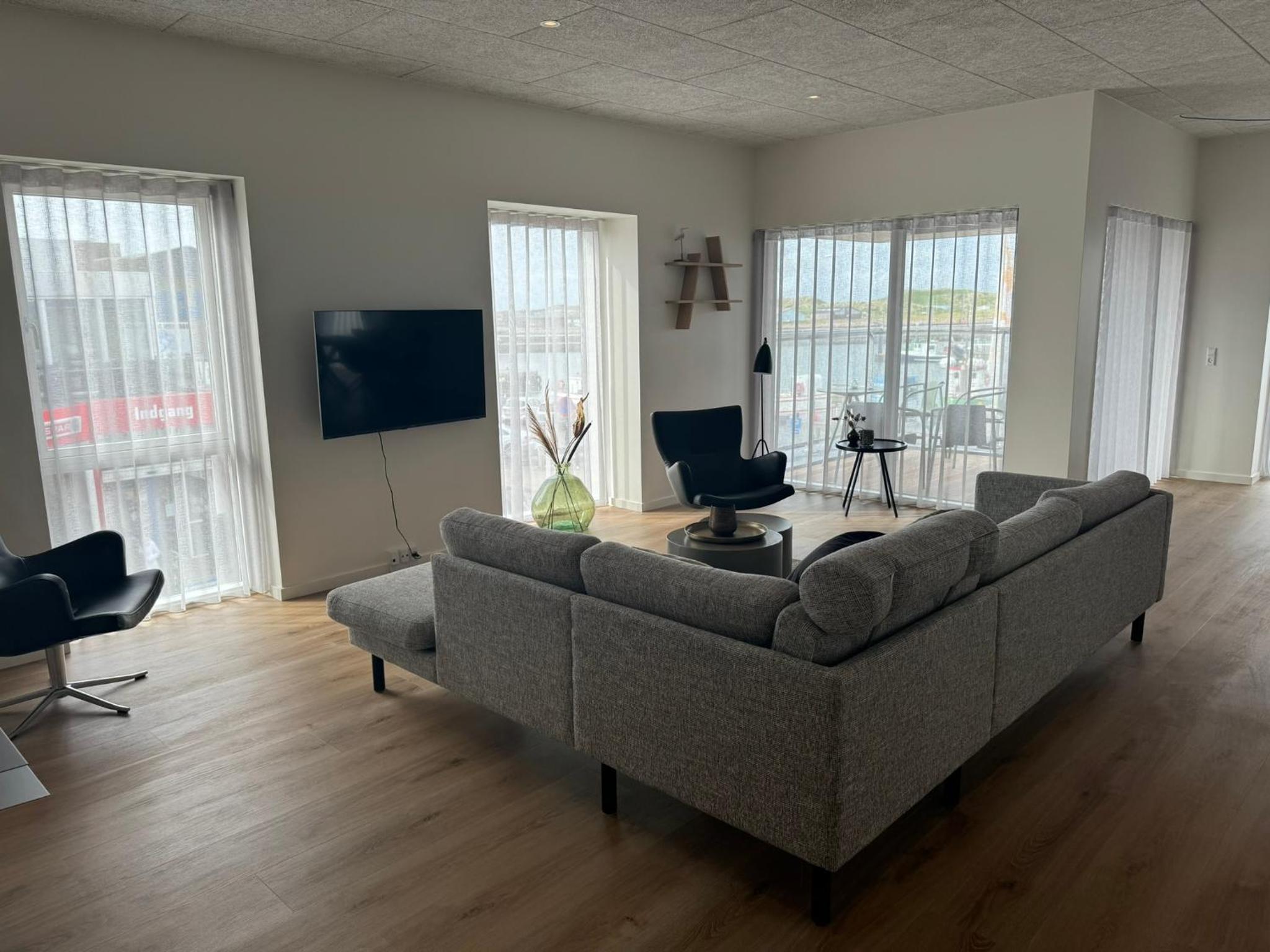 Two-Bedroom Deluxe Apartment with Harbor View thumbnail 5