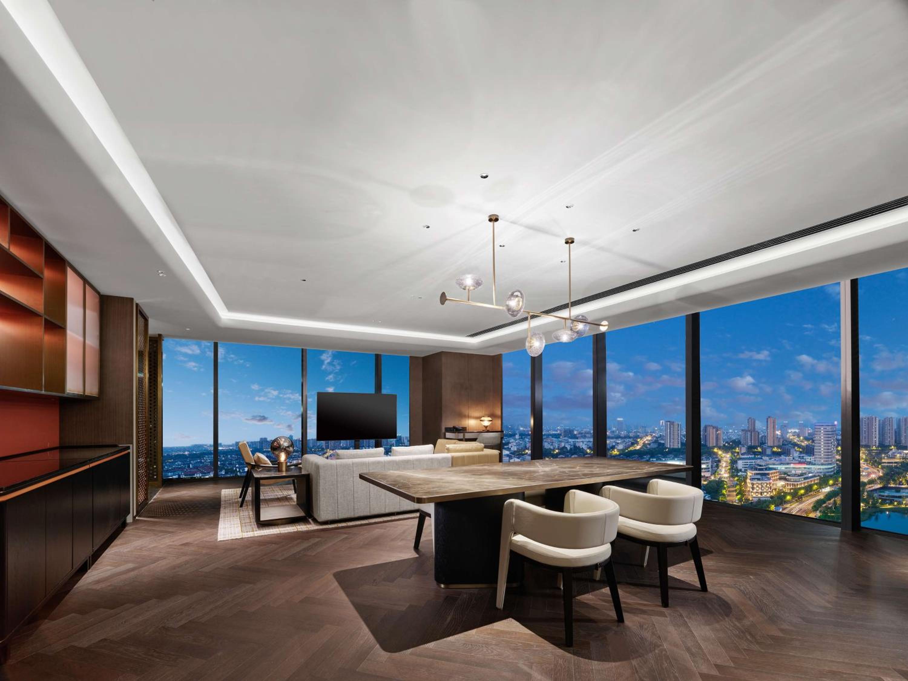 Ambassador King Suite