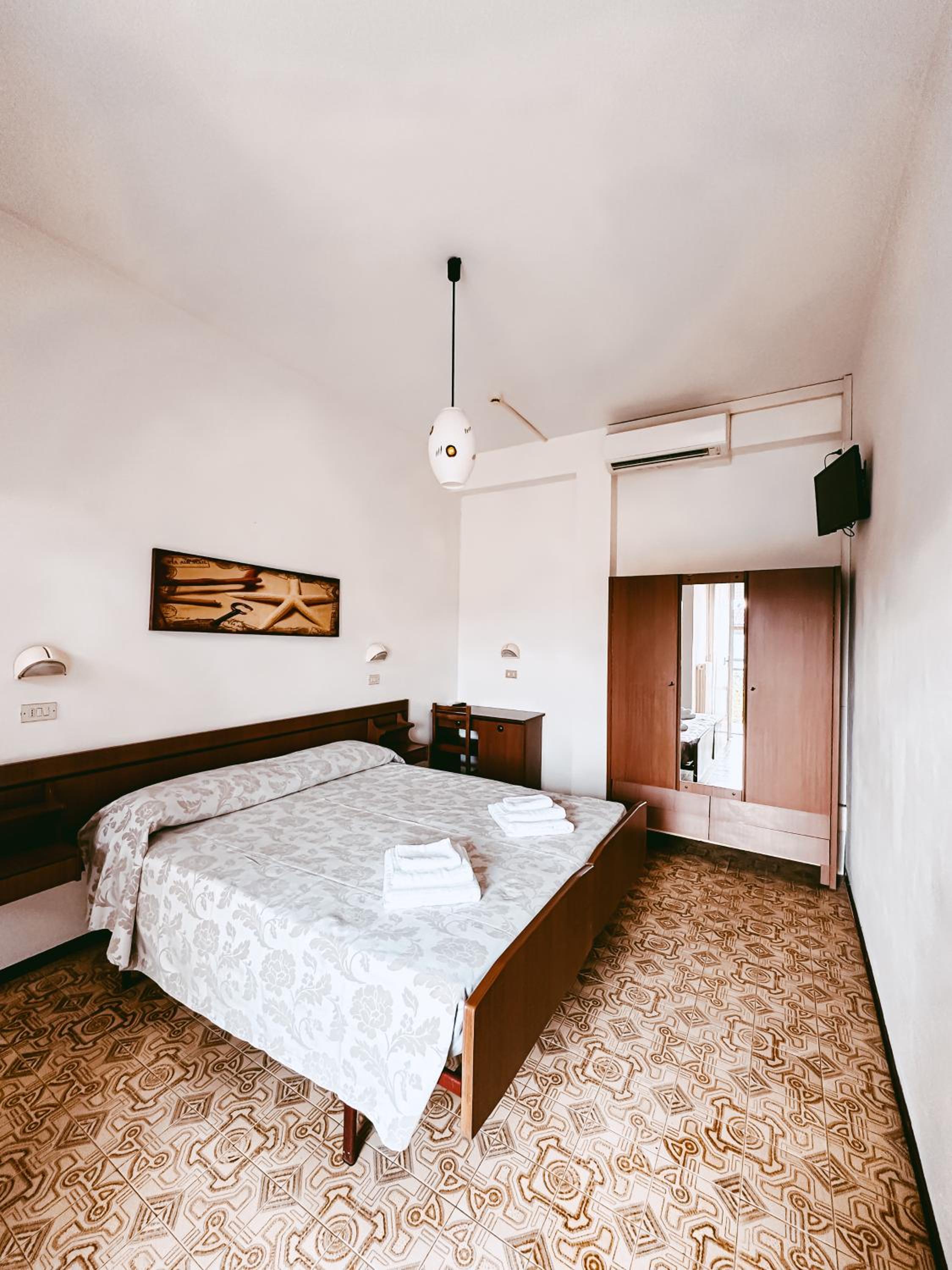Standard Double or Twin Room - Photo 4