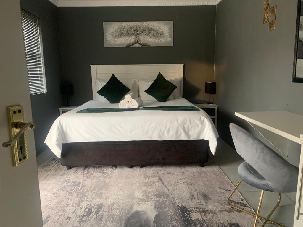 Queen Room photo 1