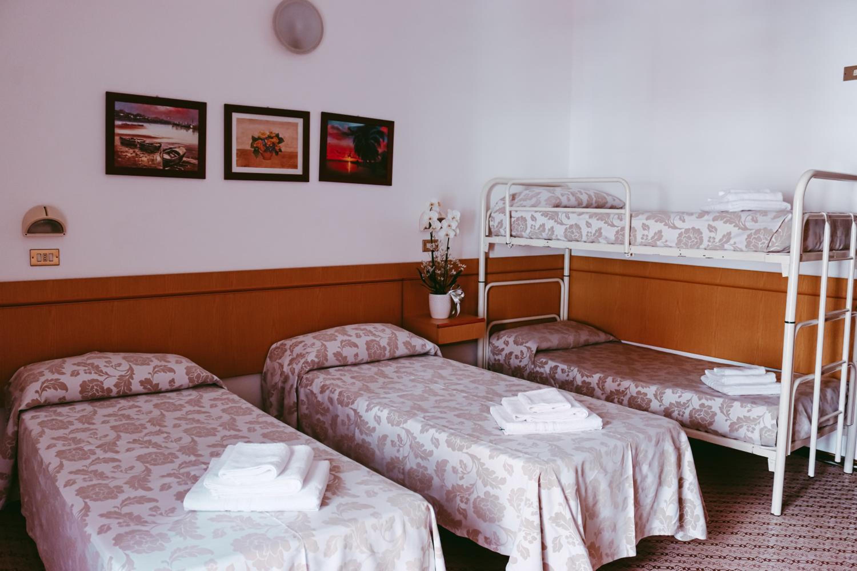Standard Quadruple Room - Photo 4