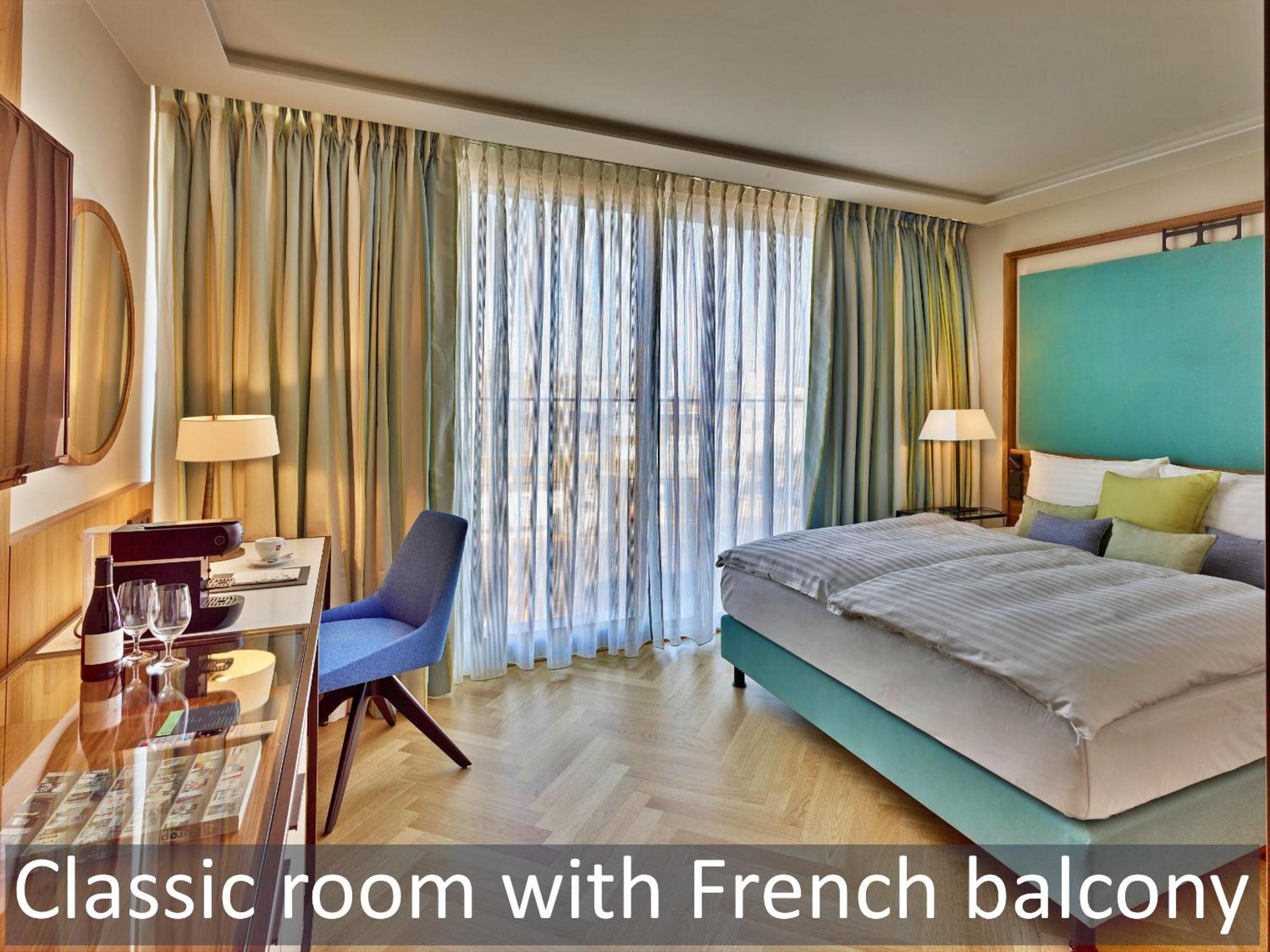 Classic Double Room with Balcony - Photo 3