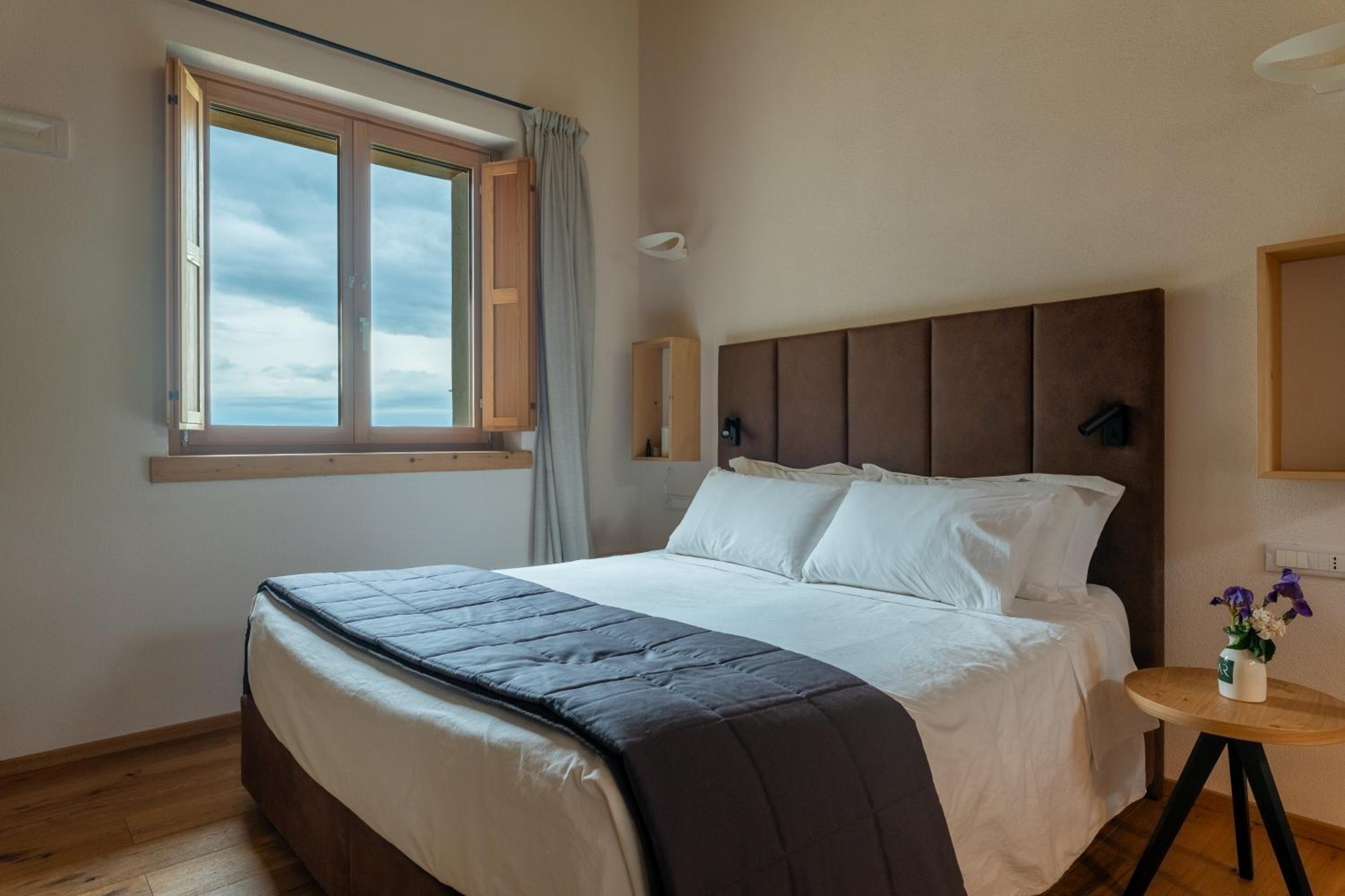 Suite - Photo 1