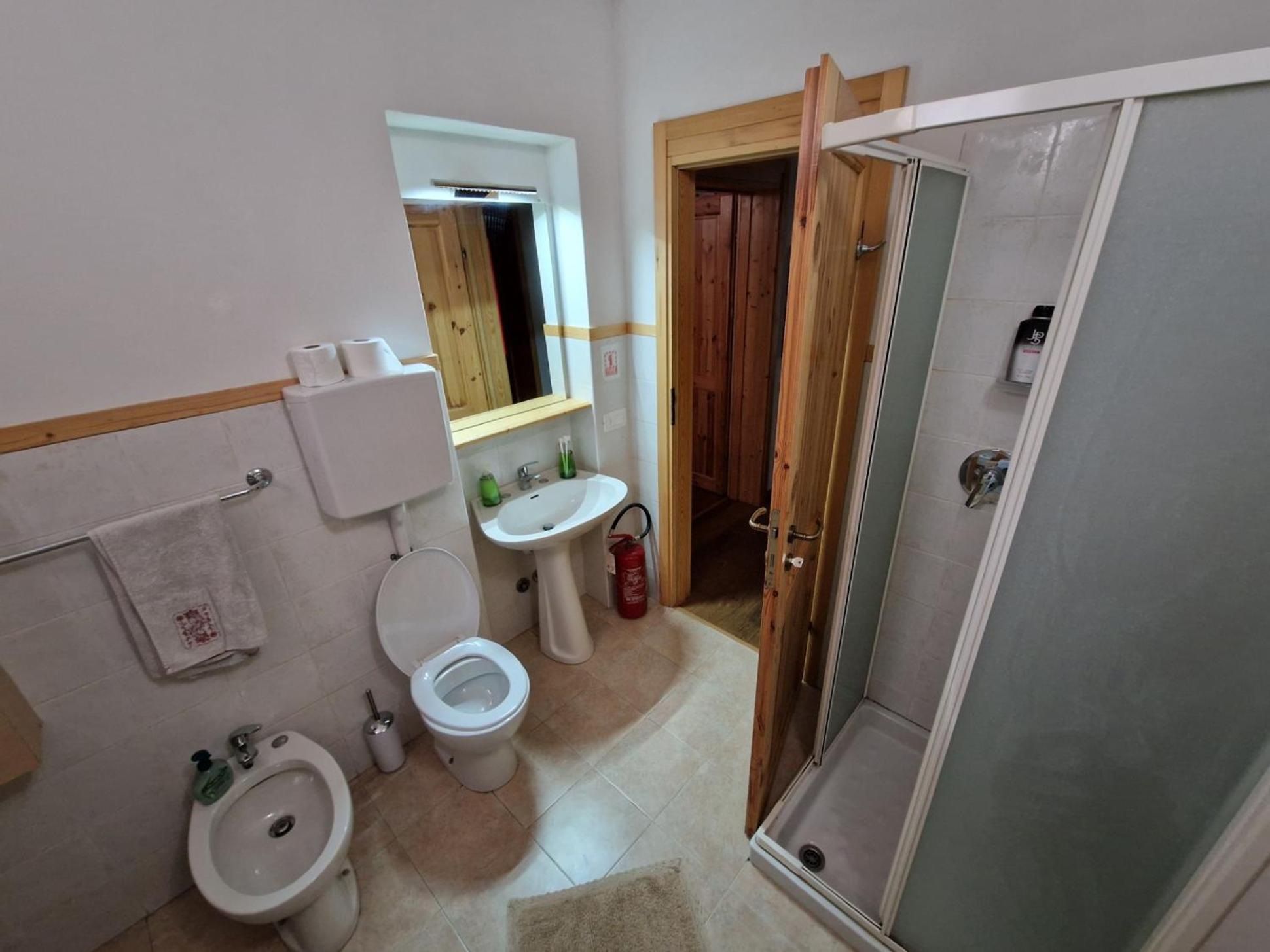 Five-Bedroom House photo 3