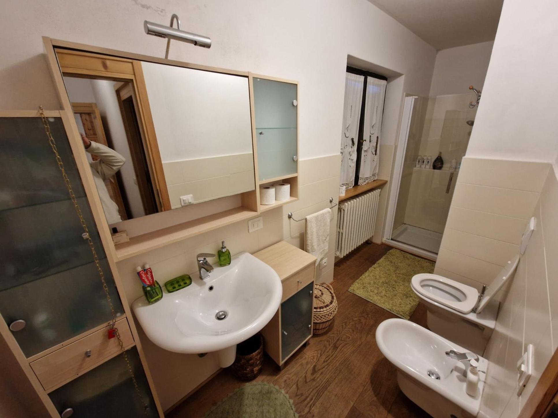Five-Bedroom House photo 2