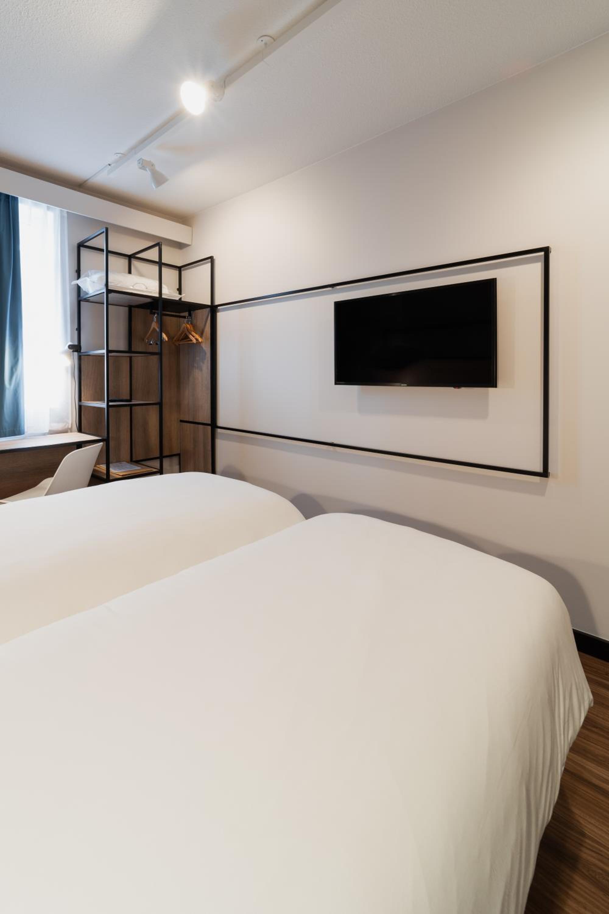 Twin Room - Photo 11