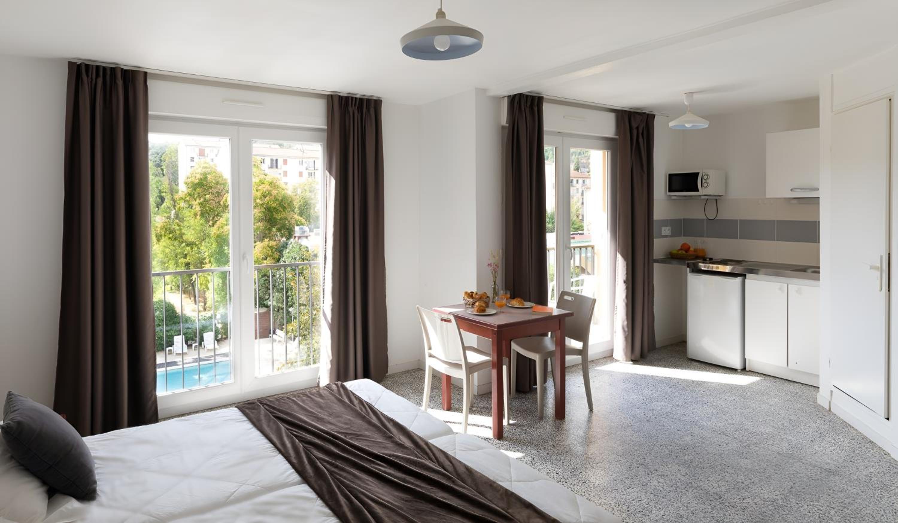 Studio with Balcony and Air conditioning