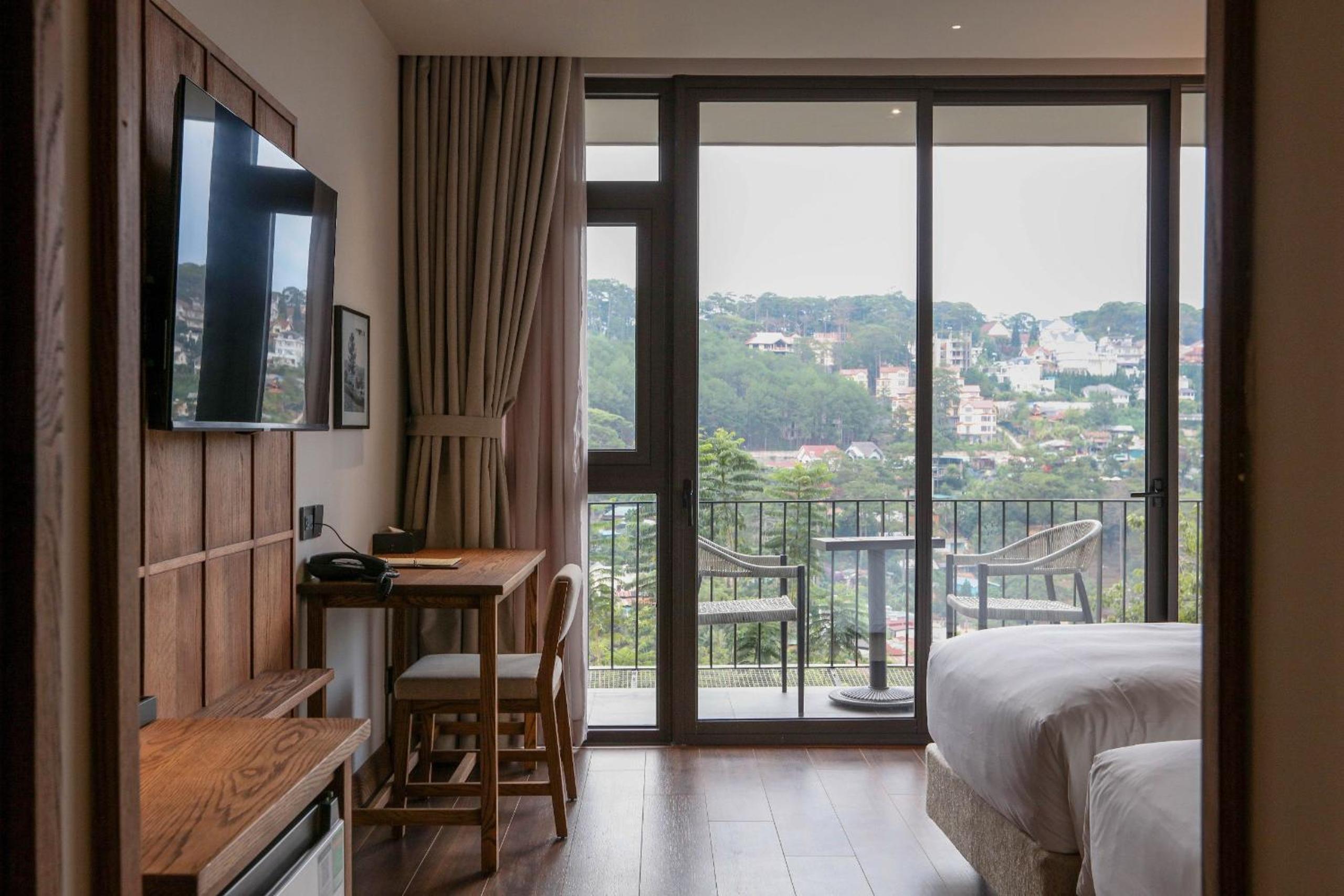 Twin Room with Balcony - Photo 5