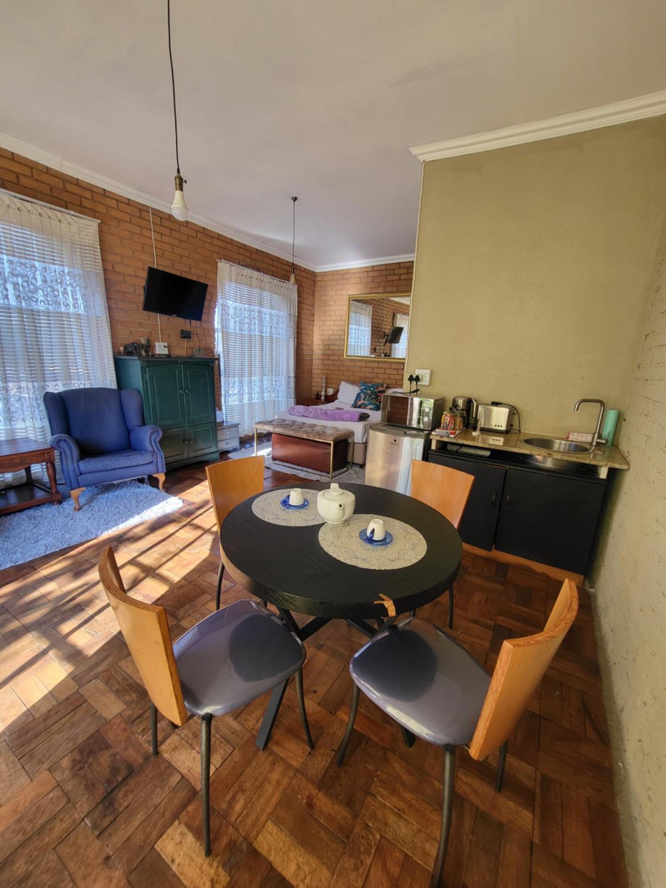 Queen Room with Balcony - Photo 4