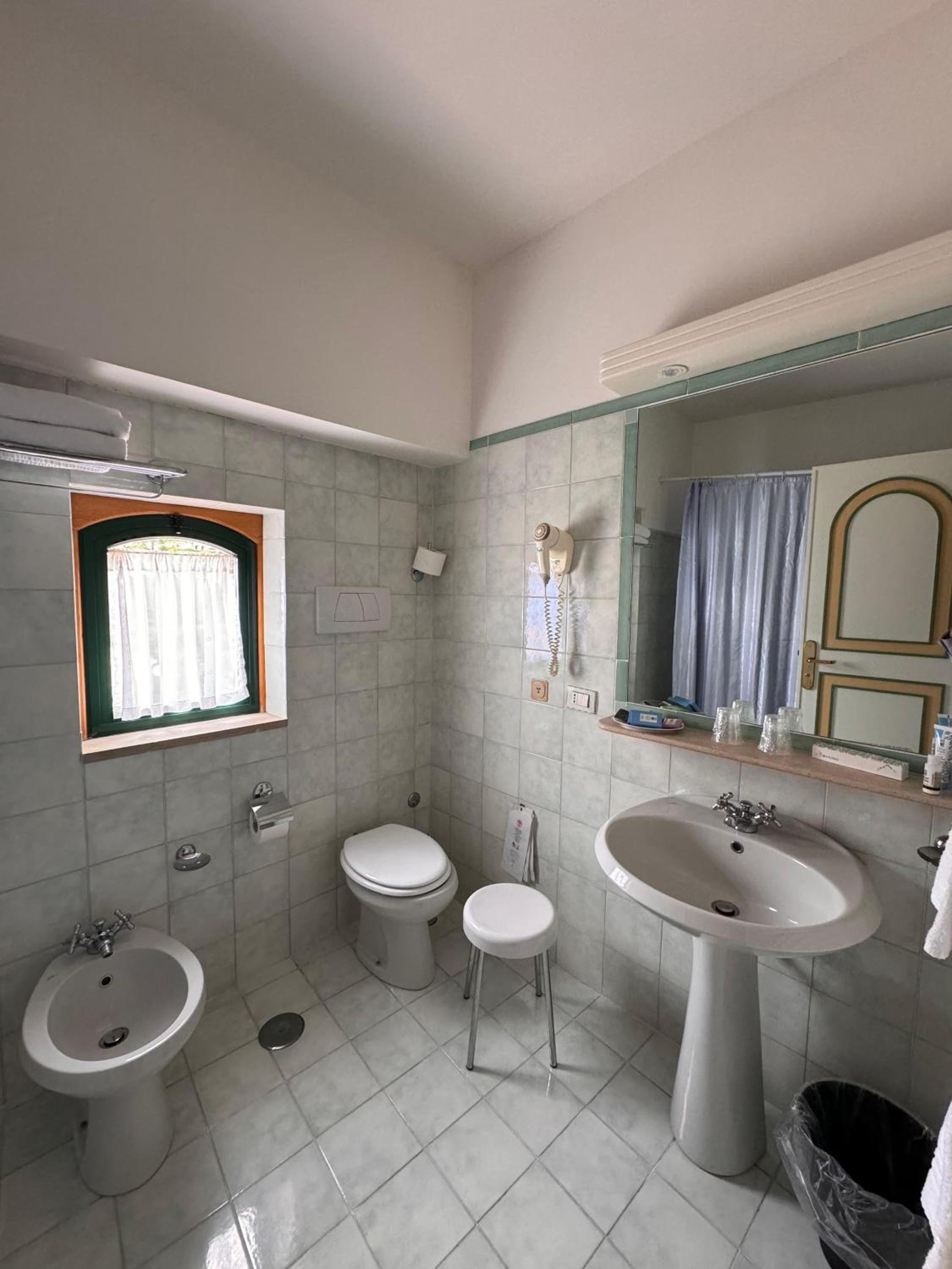 Double or Twin Room - Photo 13