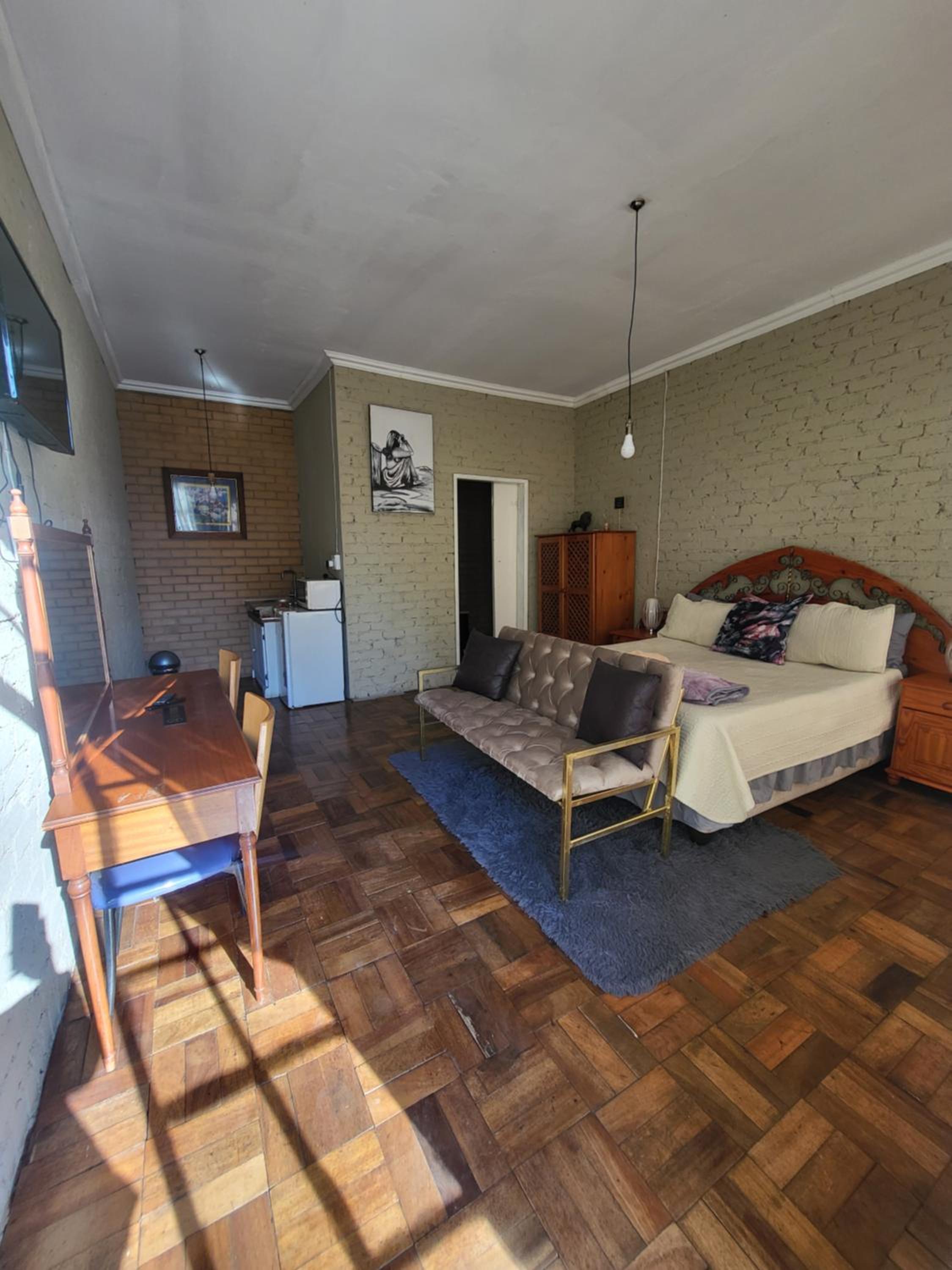 Queen Room with Balcony - Photo 11