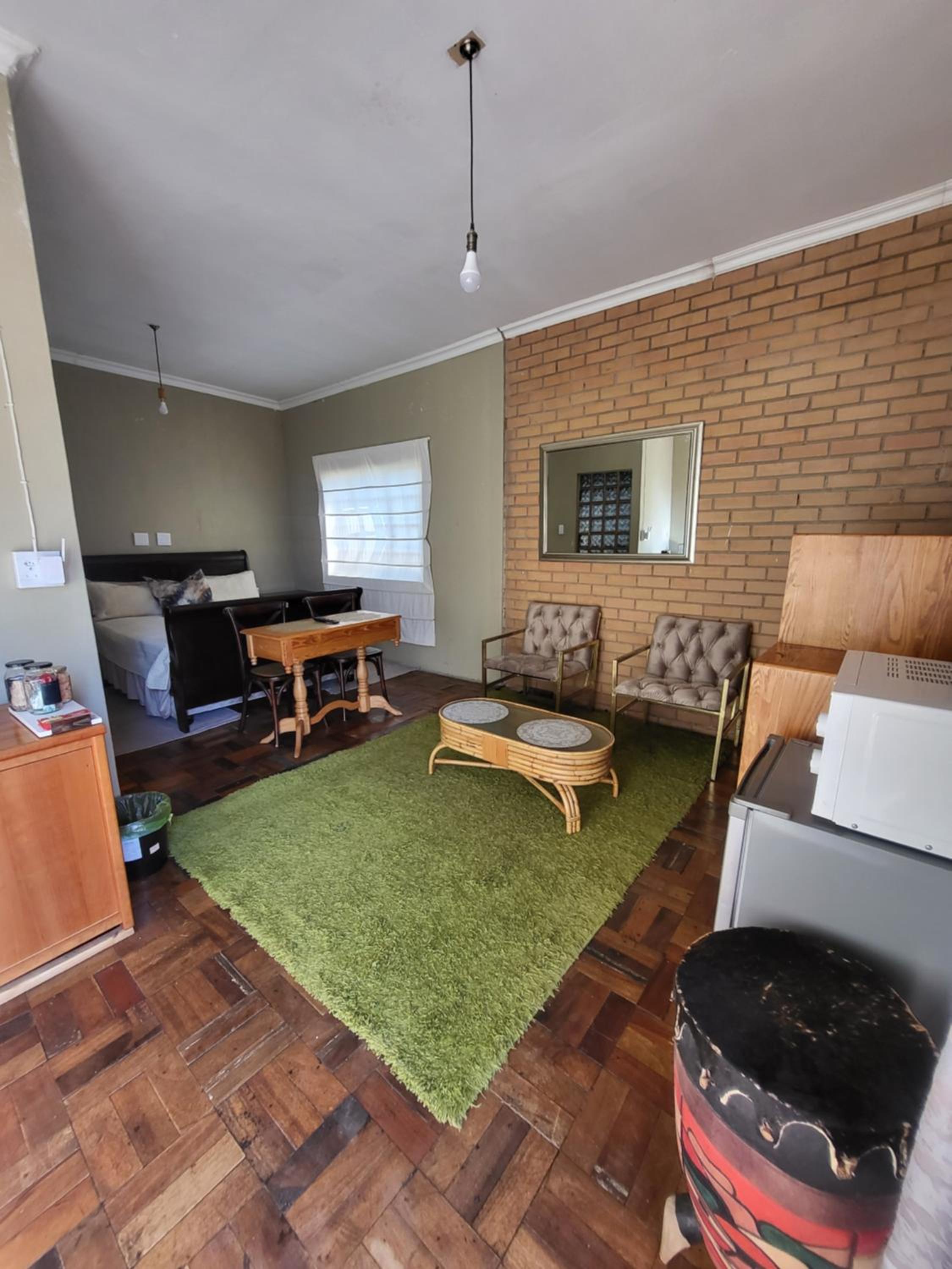 Queen Room with Balcony - Photo 10