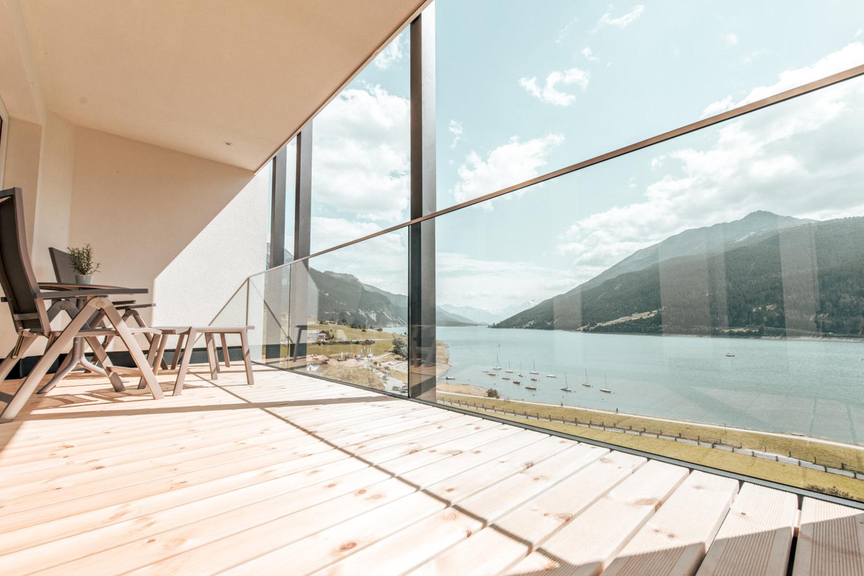 Suite with Lake View - Photo 3