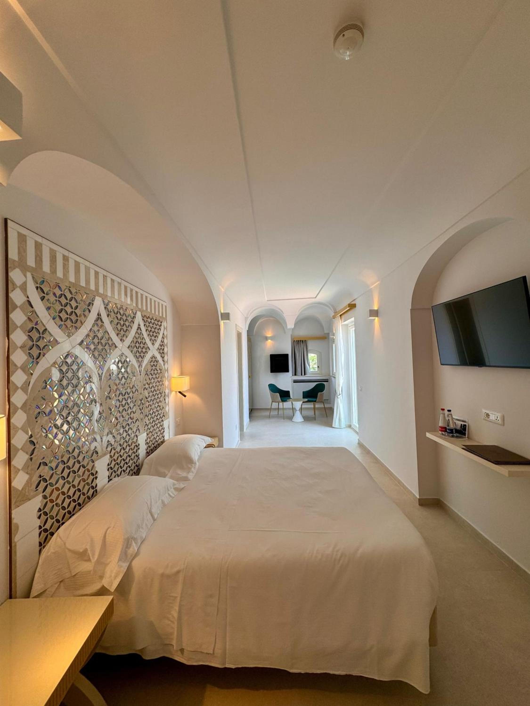 Superior Double Room with Sea View - Photo 4