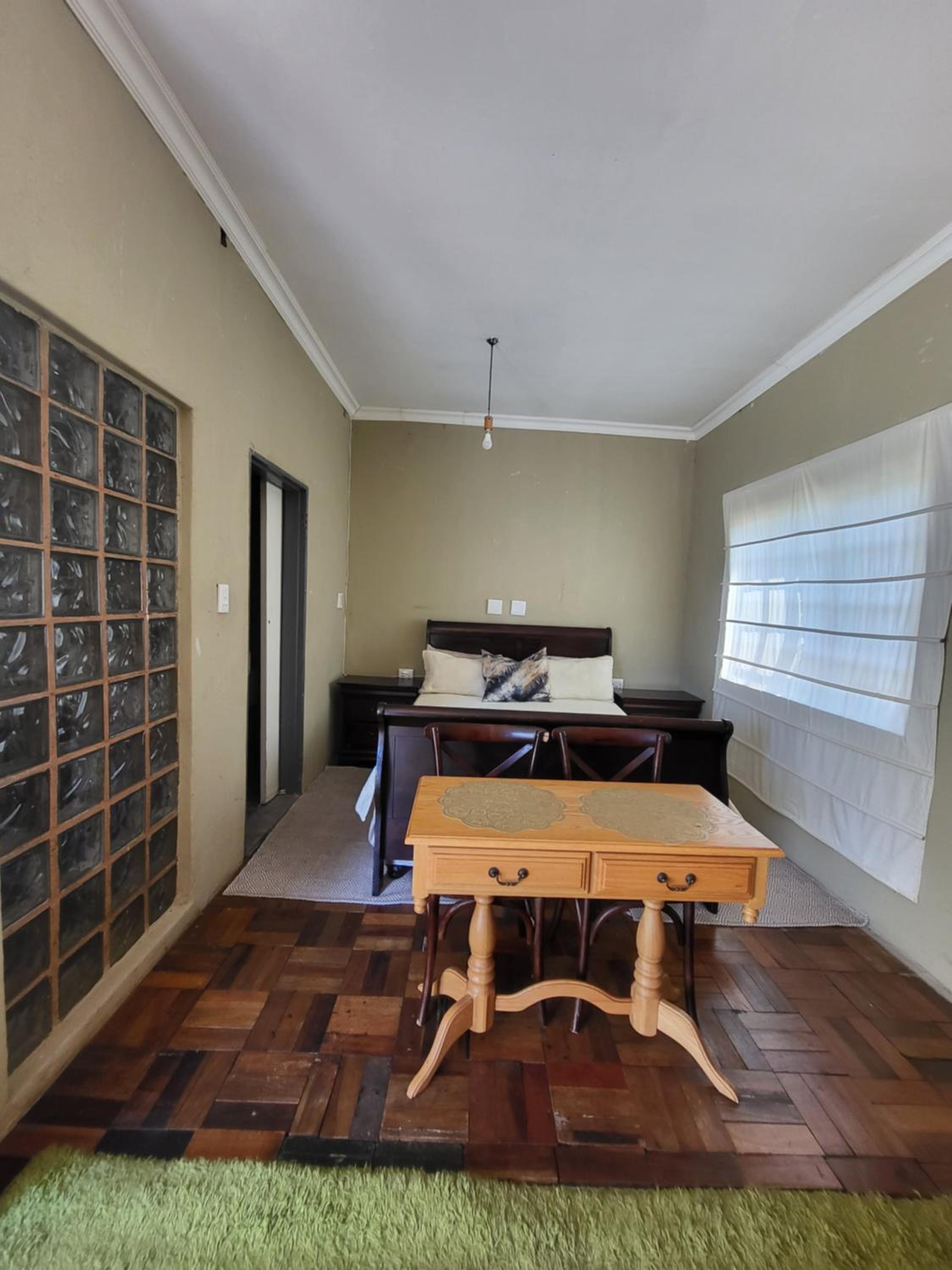 Queen Room with Balcony - Photo 8