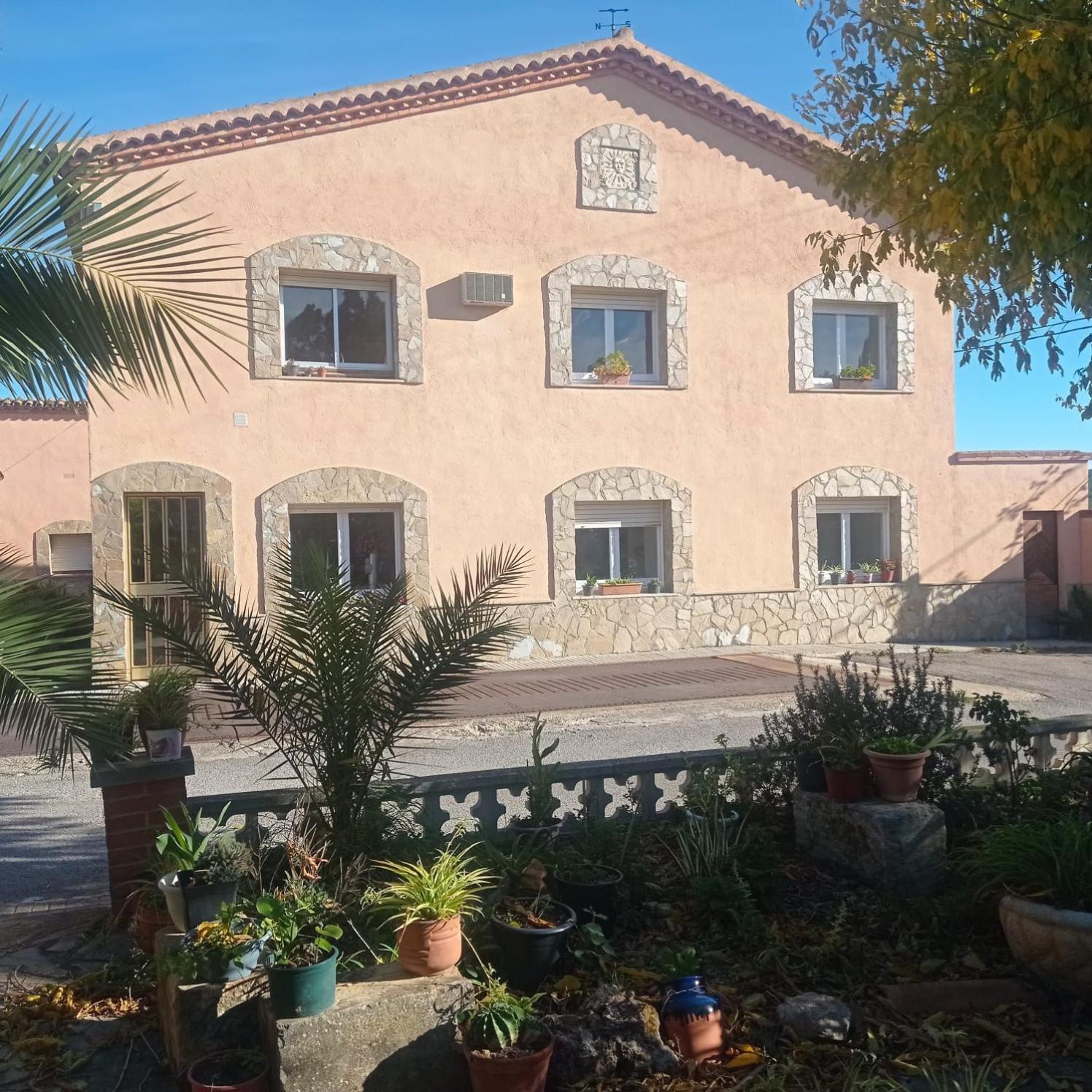 Six-Bedroom House photo 2