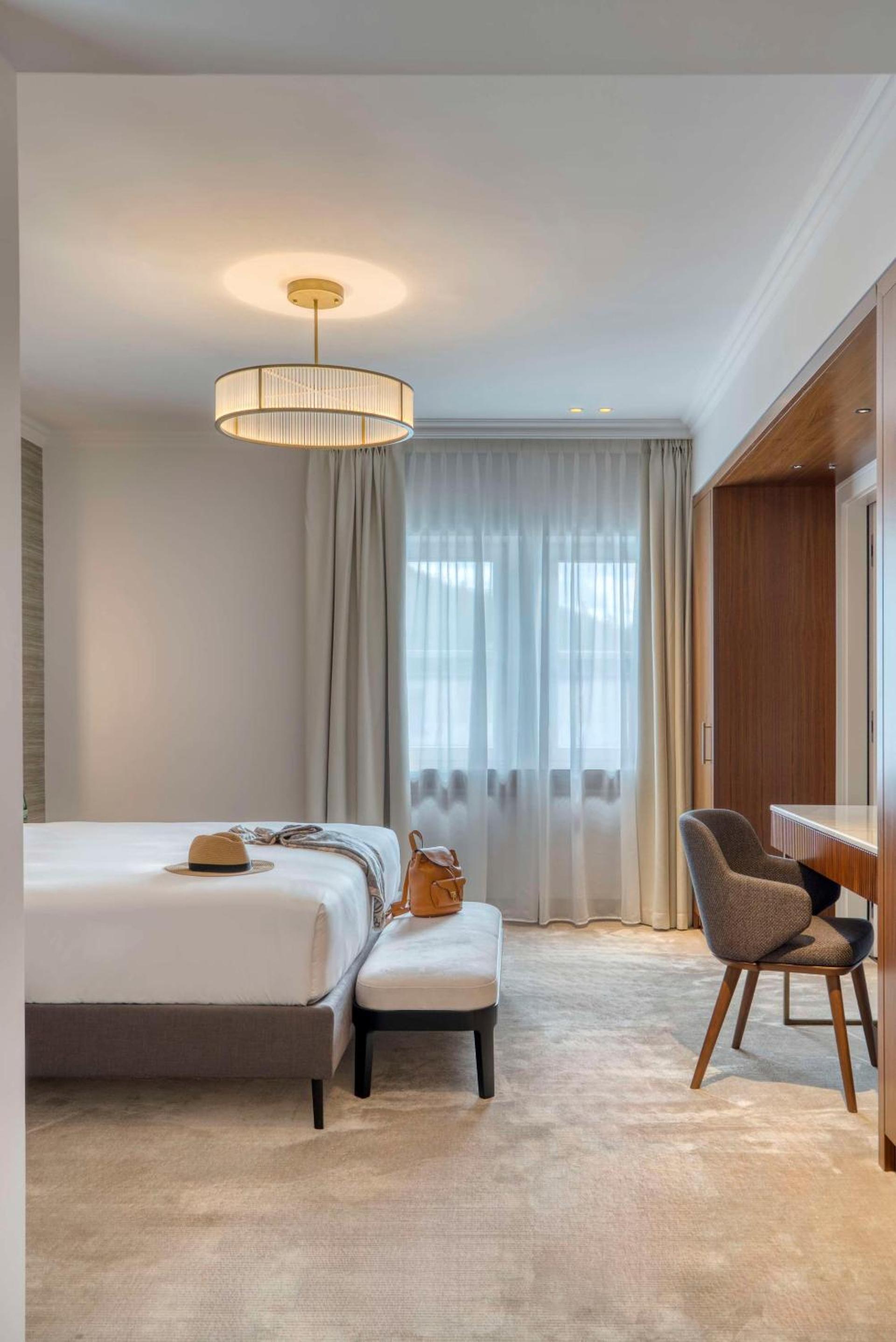 Premier Double Room thumbnail 6