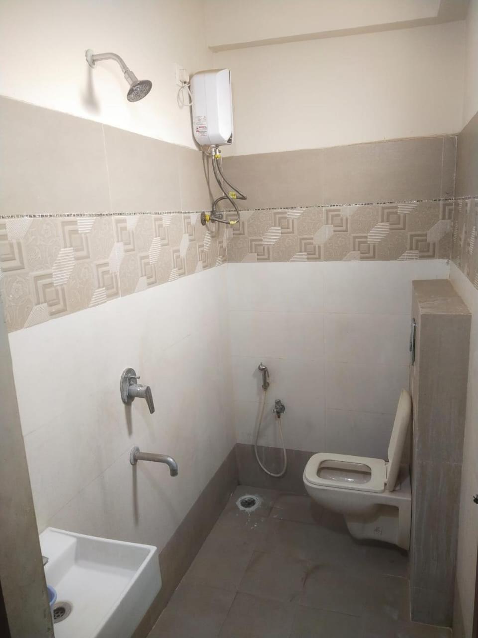 Six-Bedroom House photo 2