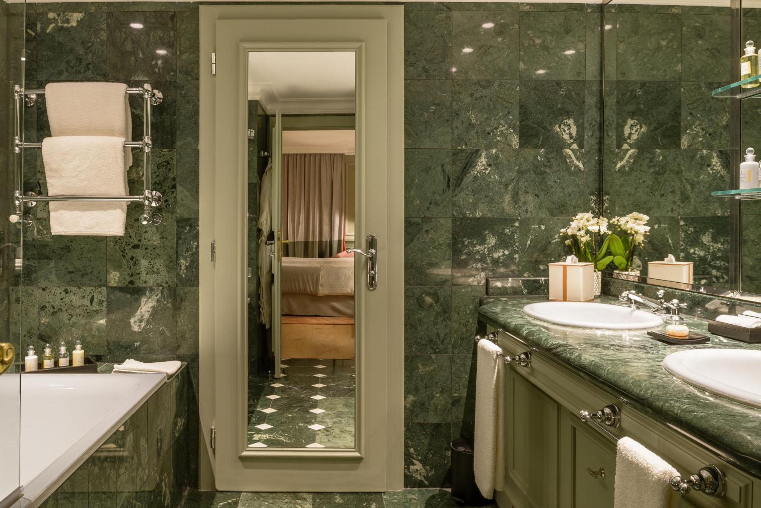 Superior Double Room - Pool Level - Photo 11
