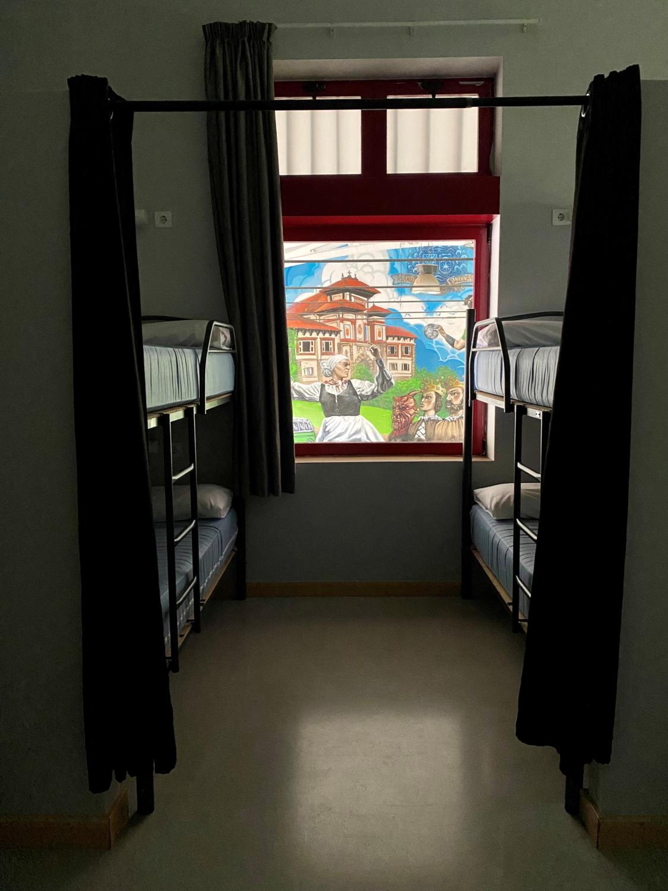 Cama en Dormitorio Mixto de 18 Camas con Baño Compartido.
