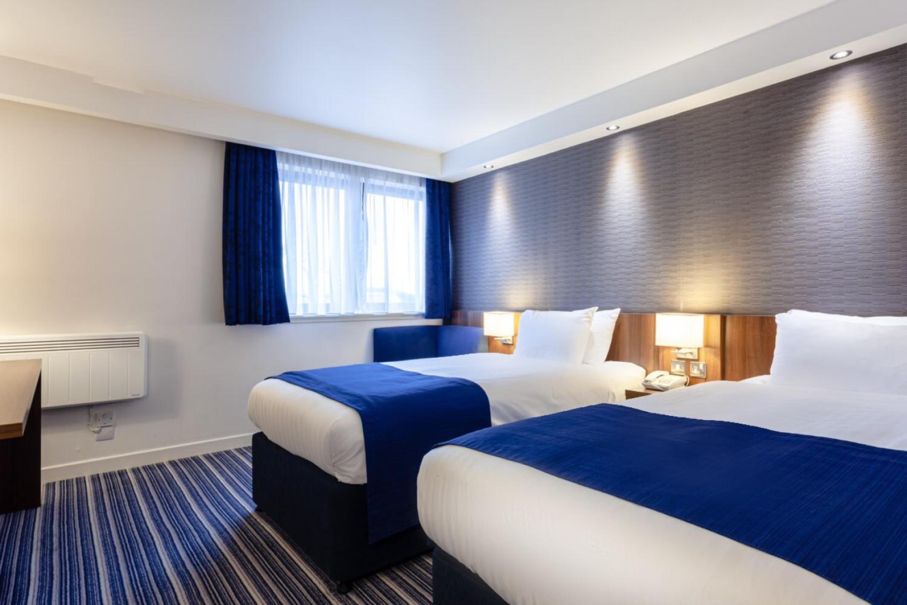 Standard Twin Room with Free Hot Breakfast - Photo 3