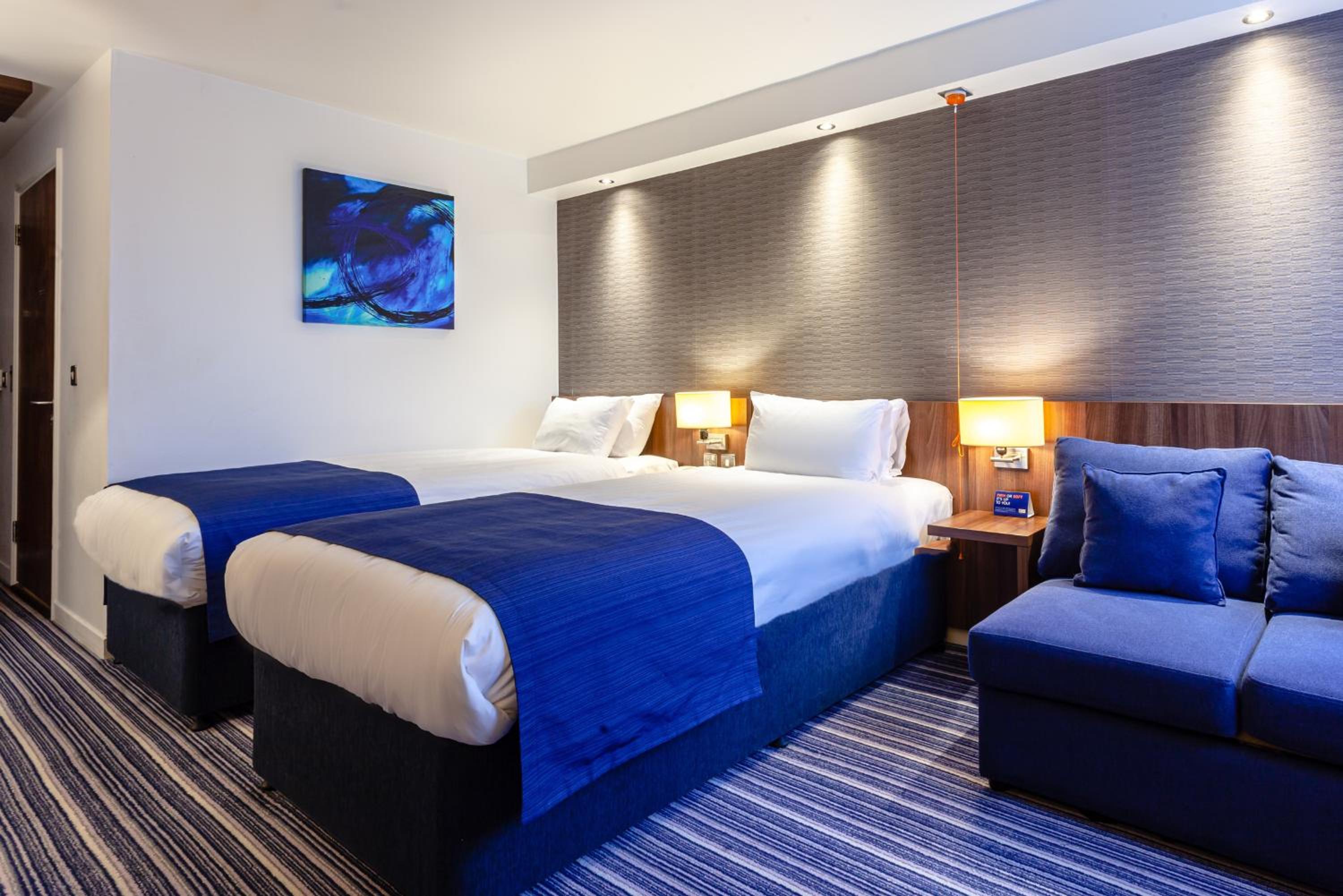 Twin Room with Sofa Bed and Free Hot Breakfast - Accessible - Photo 1
