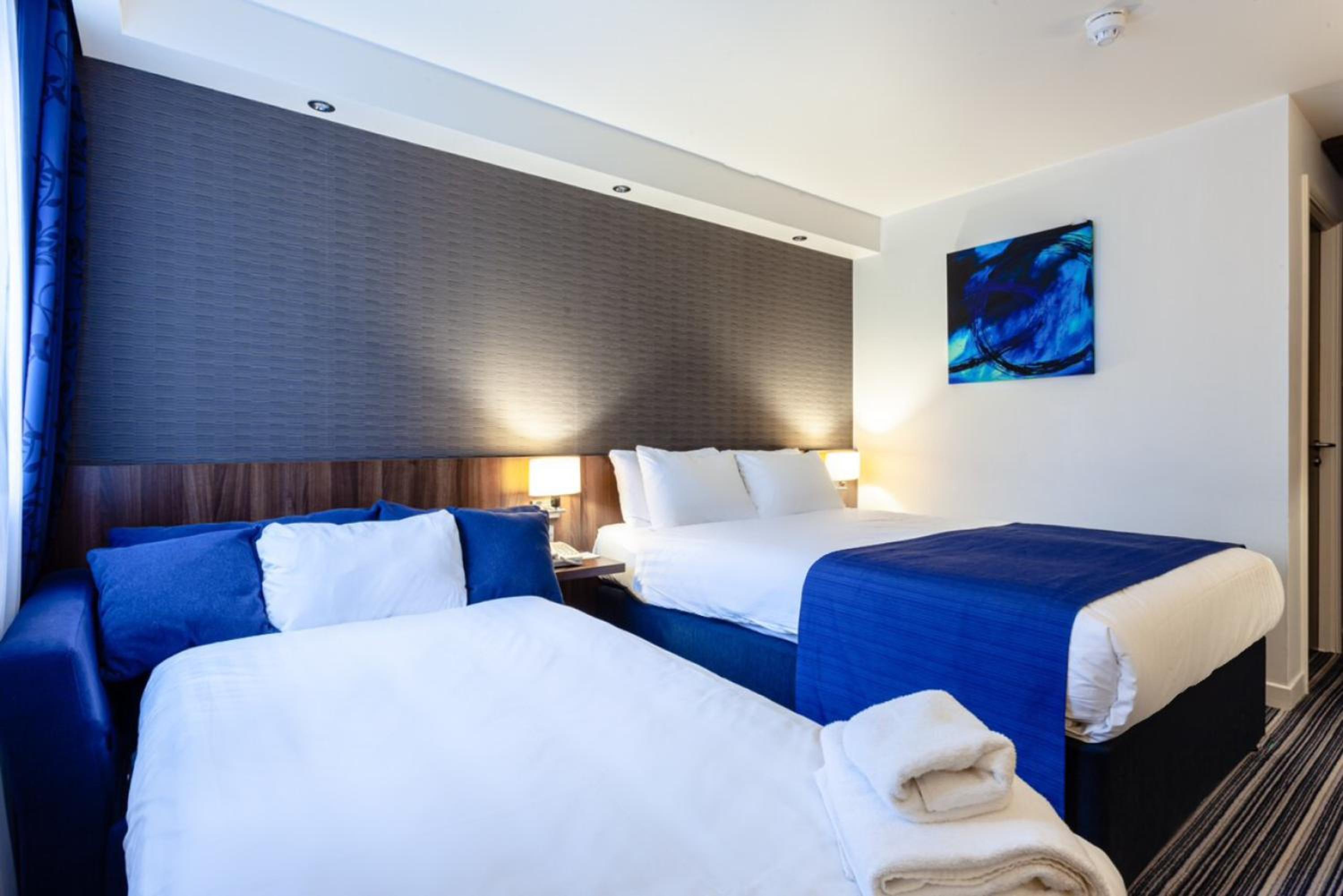 Standard Double Room with Sofa Bed and Free Hot Breakfast - Photo 6