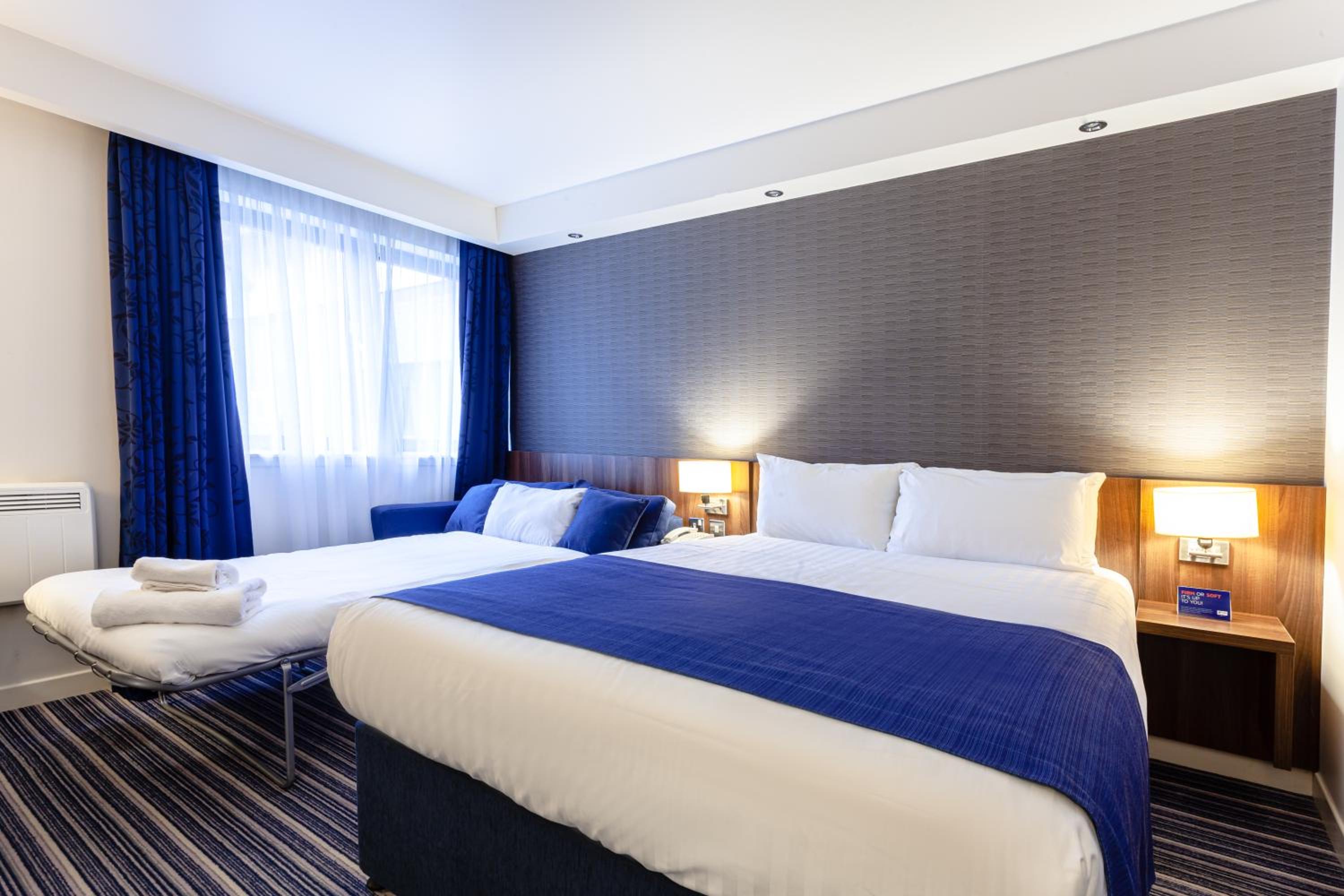 Standard Double Room with Sofa Bed and Free Hot Breakfast - Photo 7