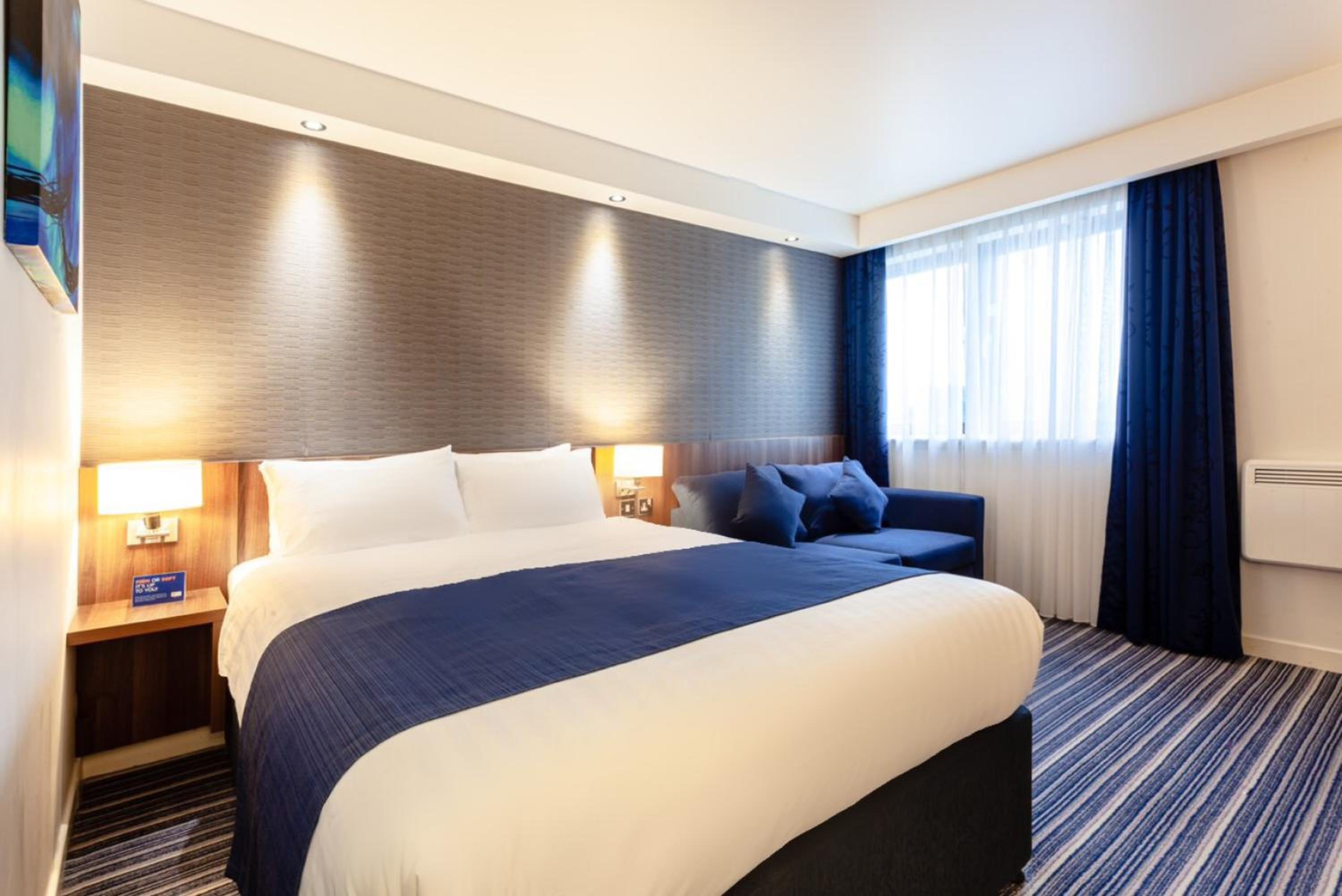 Standard Double Room with Sofa Bed and Free Hot Breakfast - Photo 2