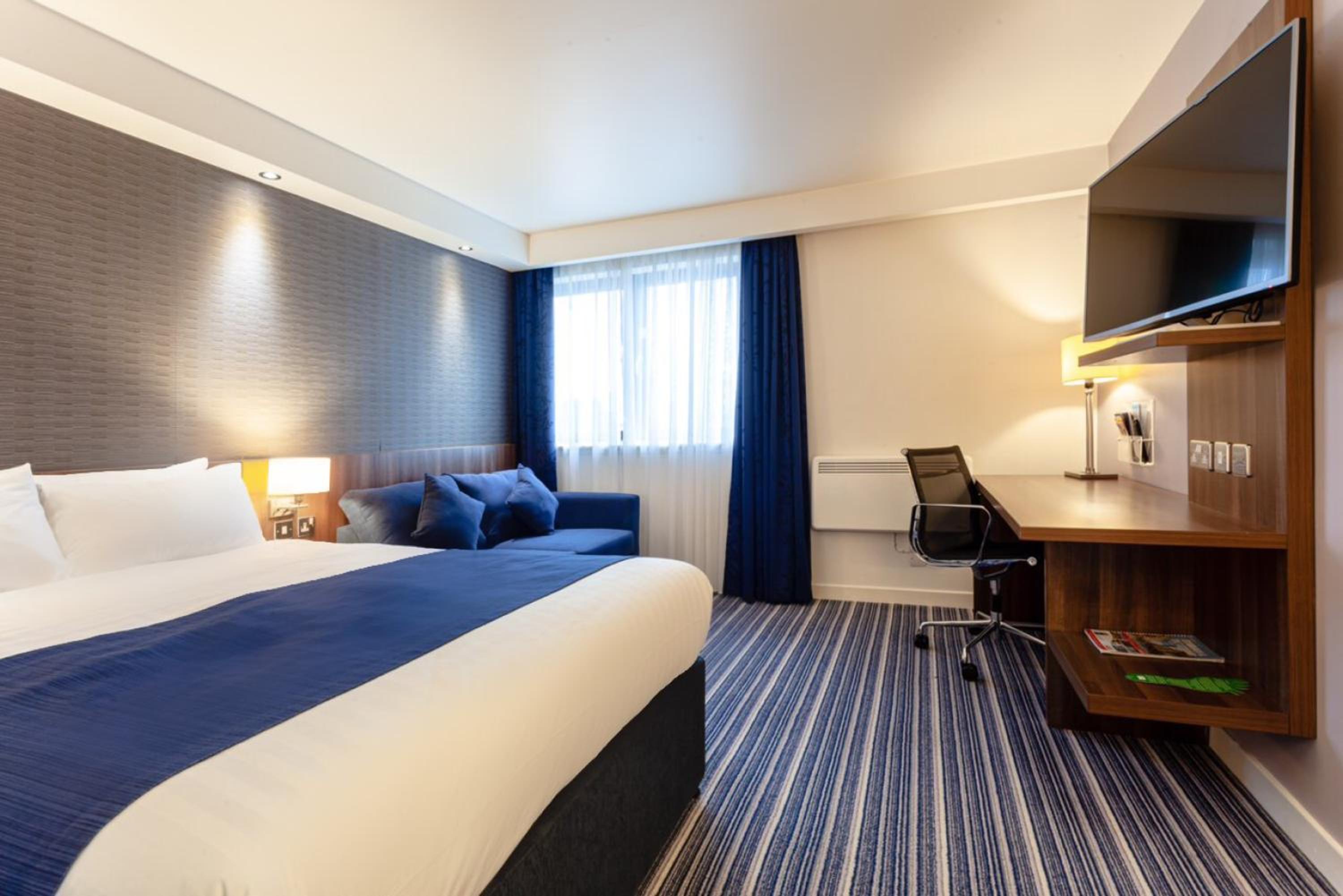 Standard Double Room with Sofa Bed and Free Hot Breakfast - Photo 3