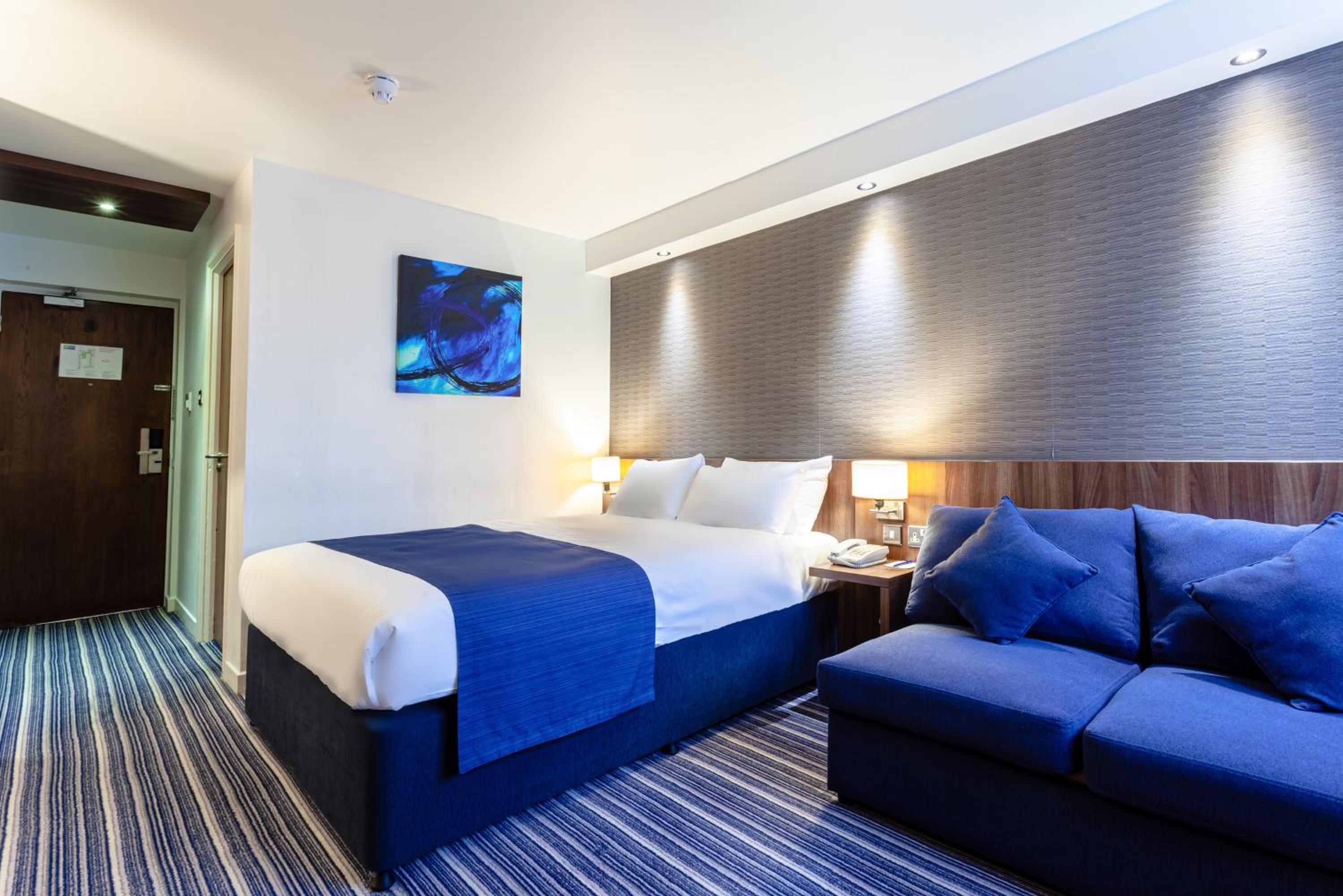 Standard Double Room with Sofa Bed and Free Hot Breakfast - Photo 4