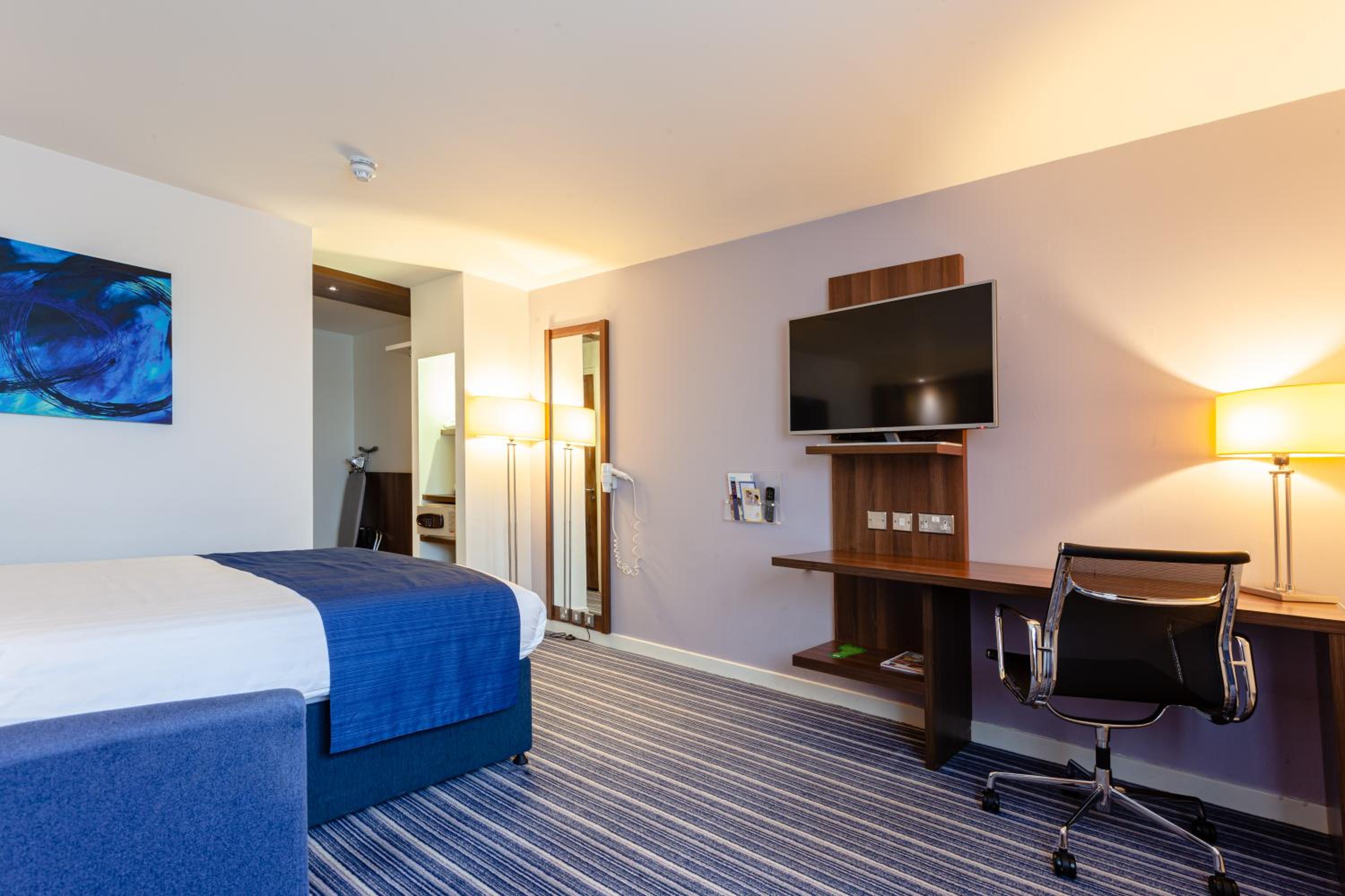 Standard Double Room with Sofa Bed and Free Hot Breakfast - Photo 5