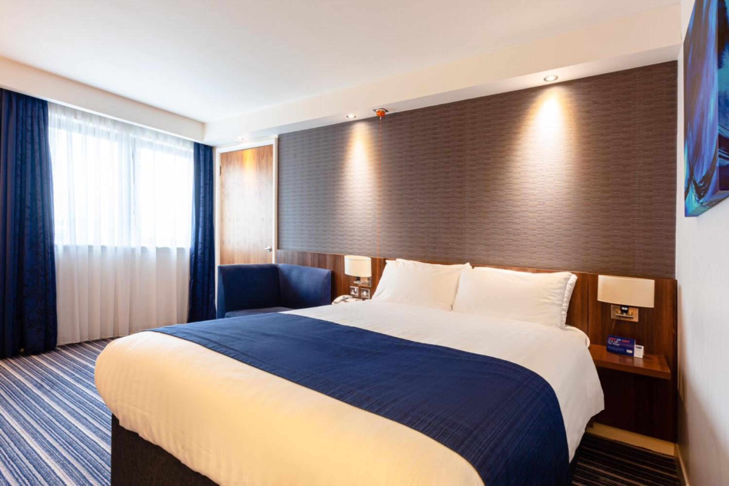 Standard Double Room with Free Hot Breakfast - Accessible - Photo 5