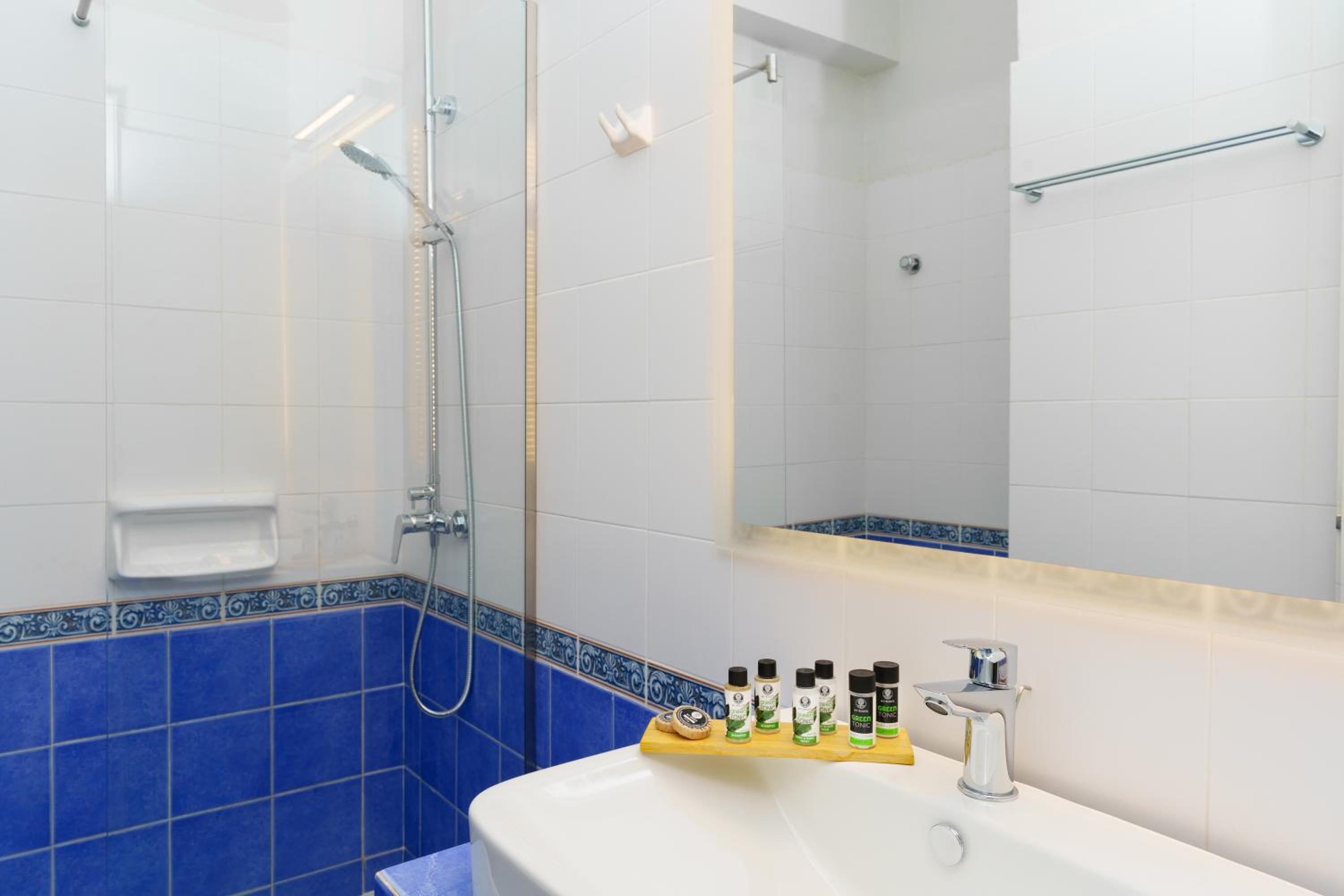 Superior Triple Room with Sea View - Photo 2