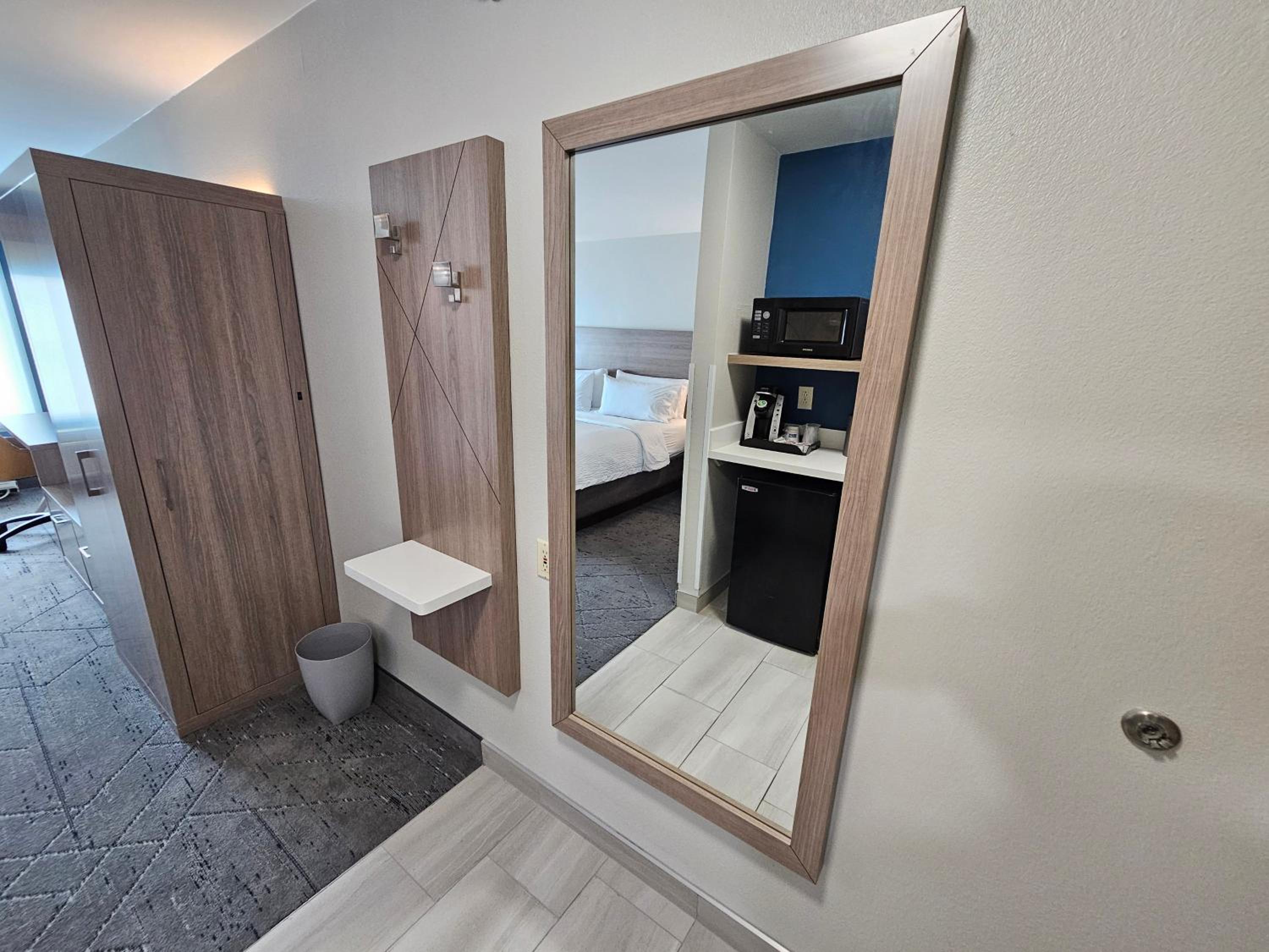 Standard King Room - Photo 7