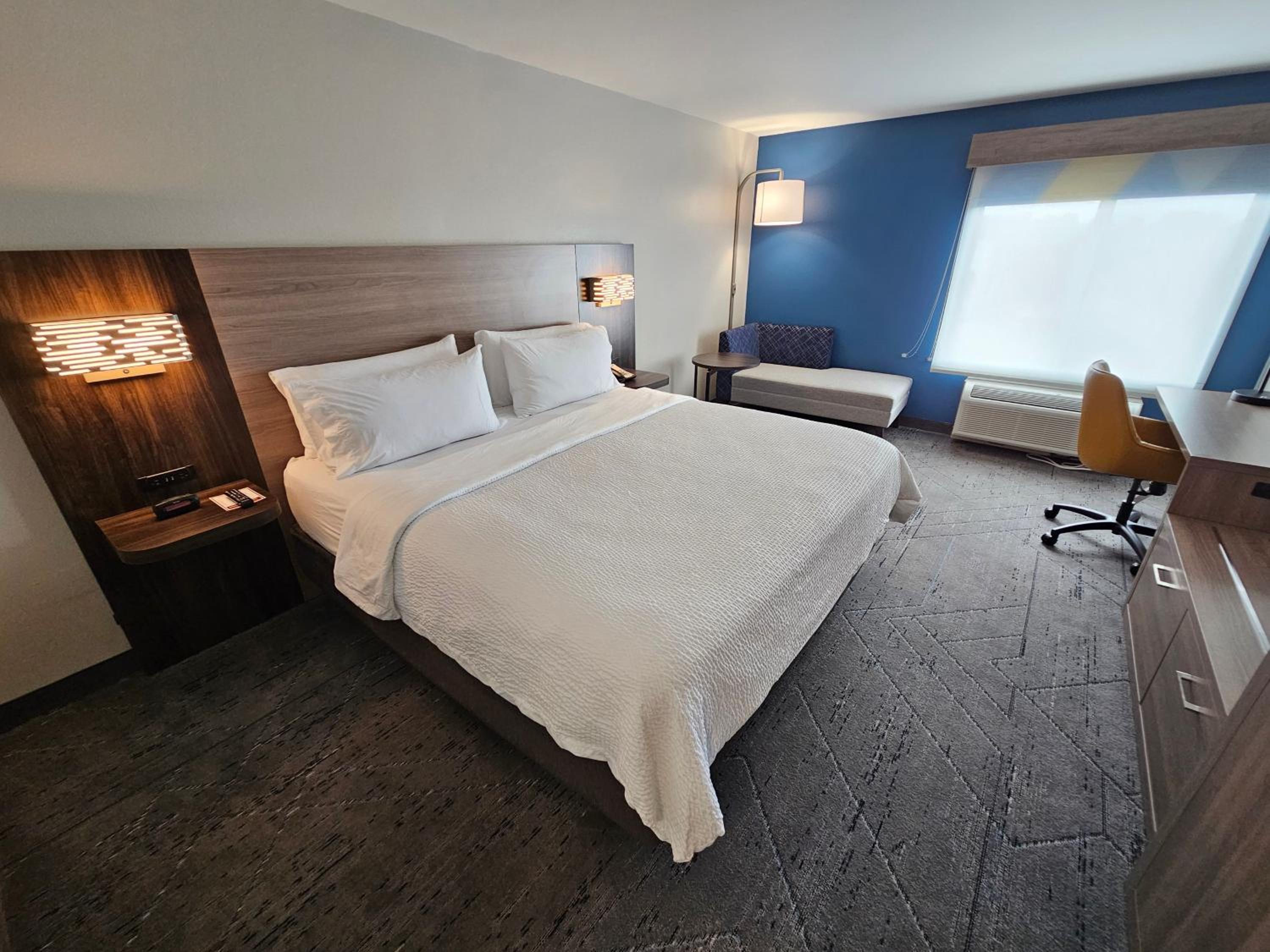 Standard King Room - Photo 6