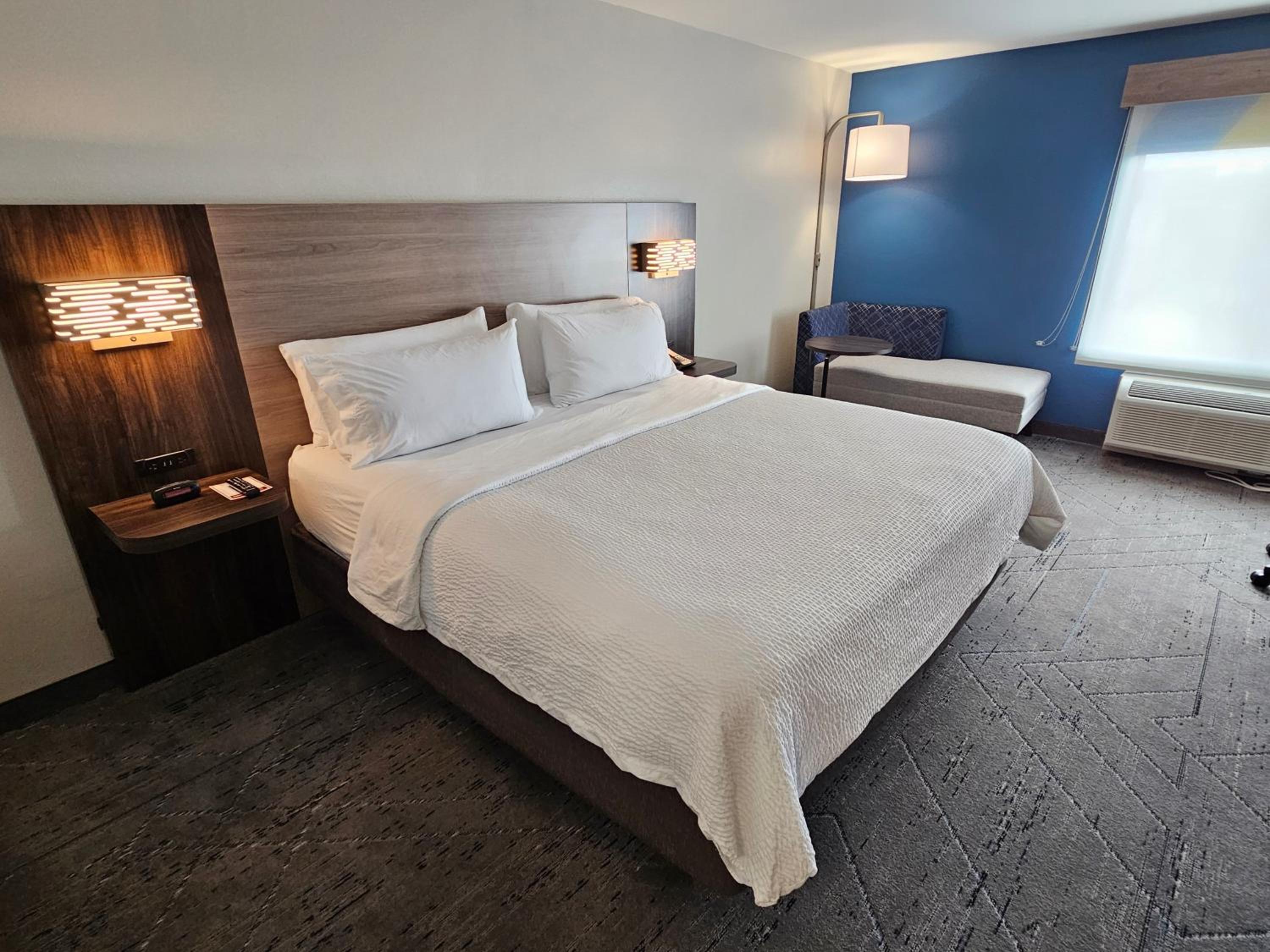 Standard King Room - Photo 8