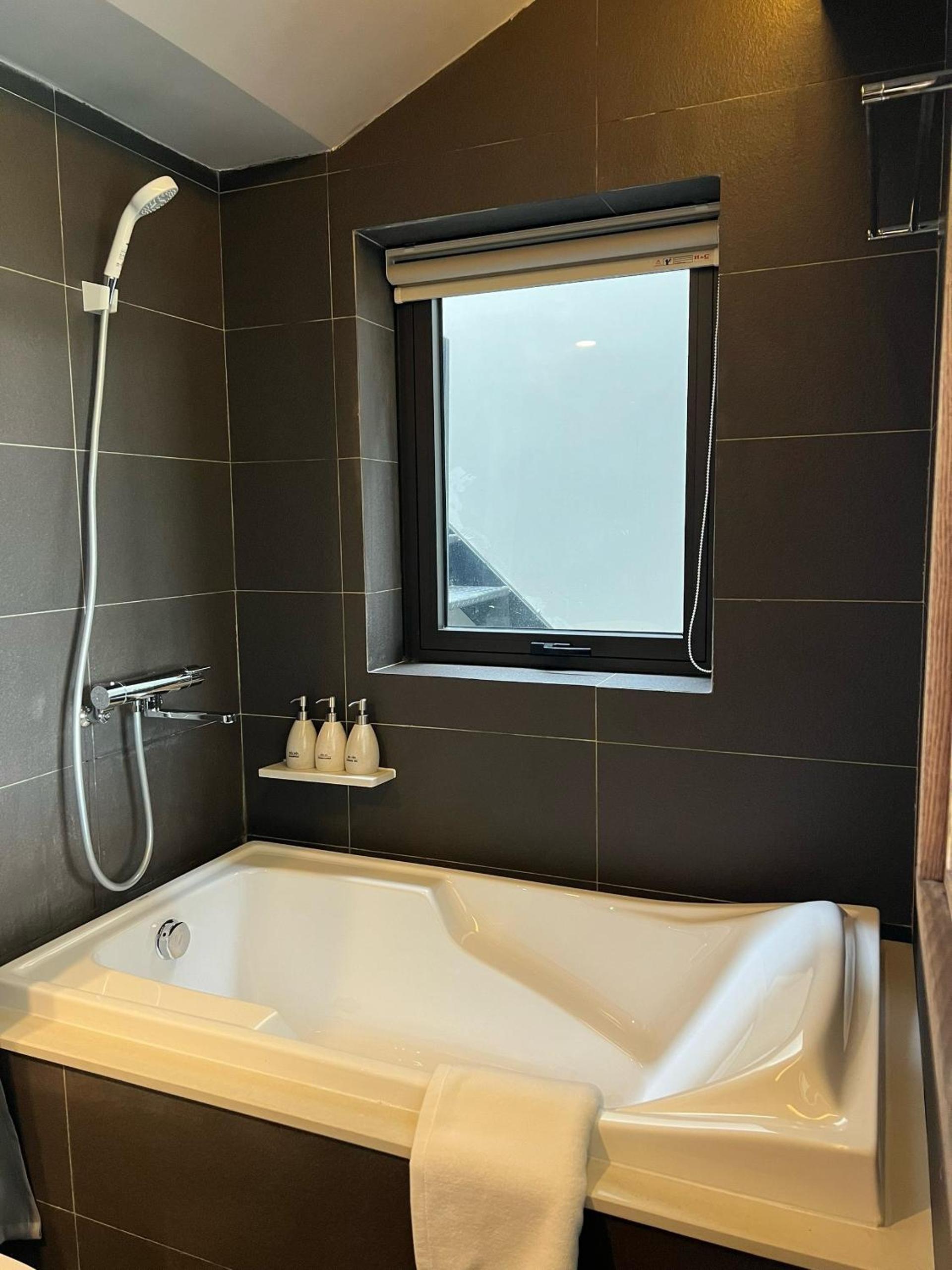 Twin Room with Balcony - Photo 8
