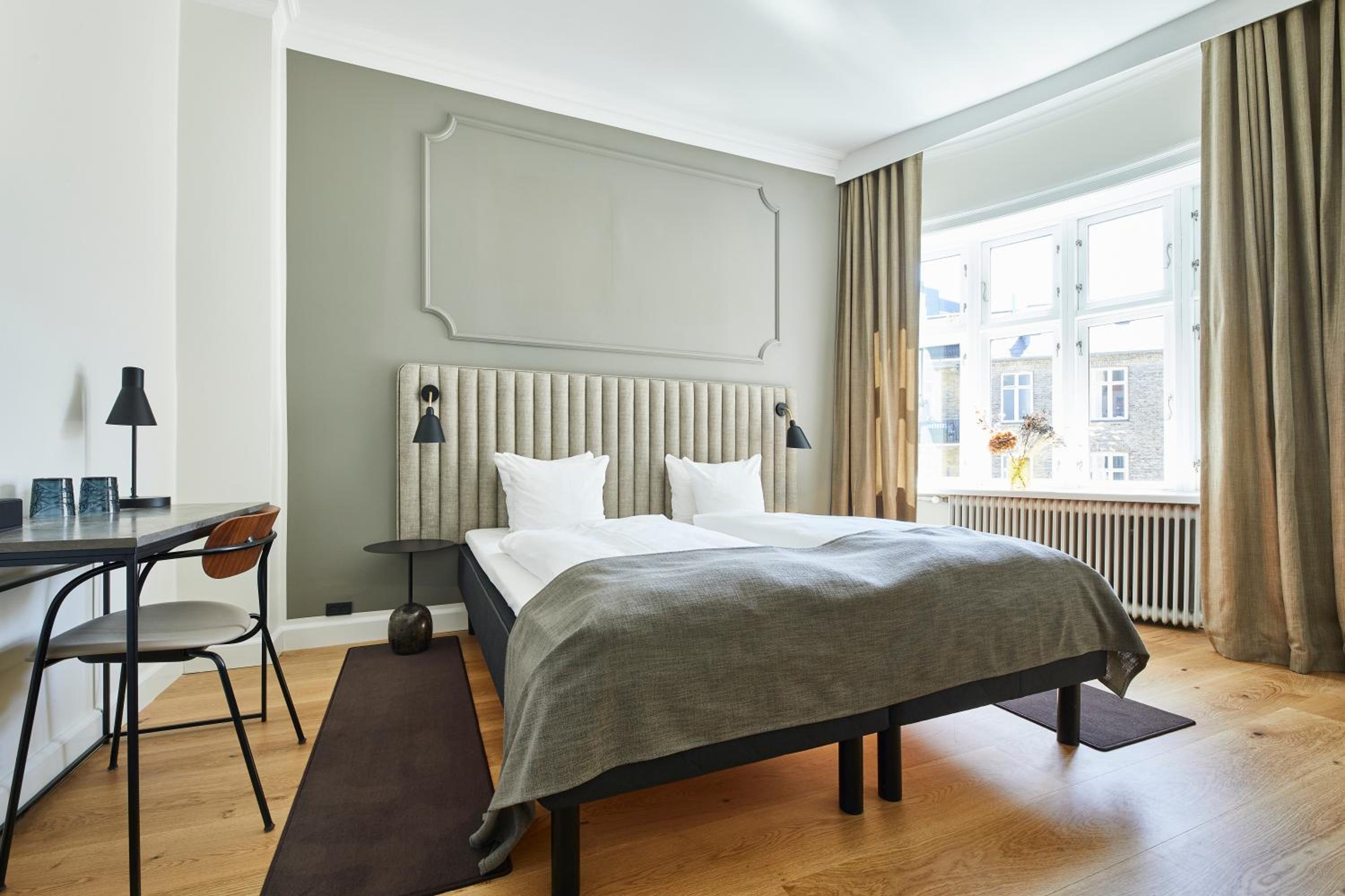Deluxe Double Room thumbnail 6