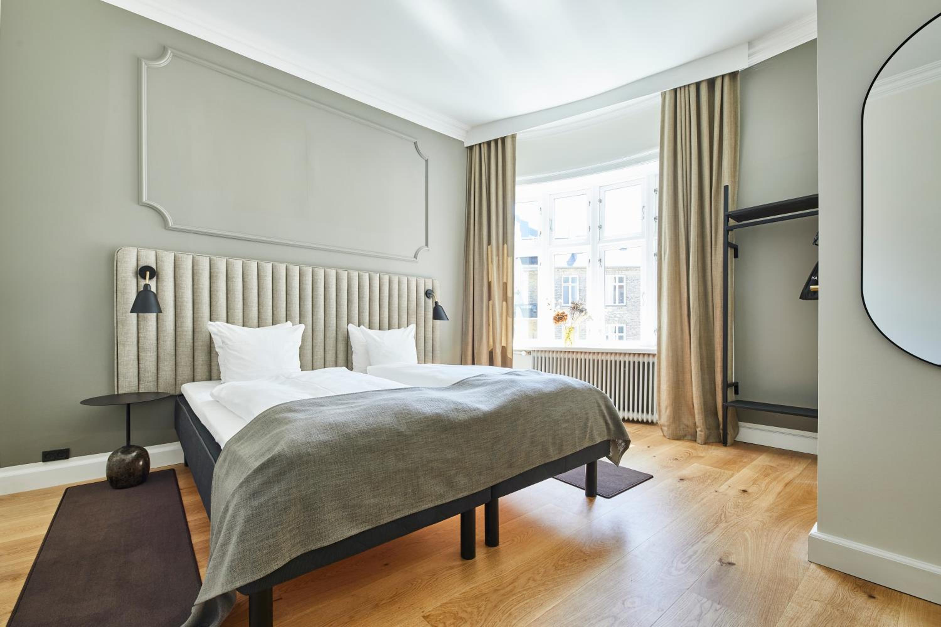 Deluxe Double Room thumbnail 5