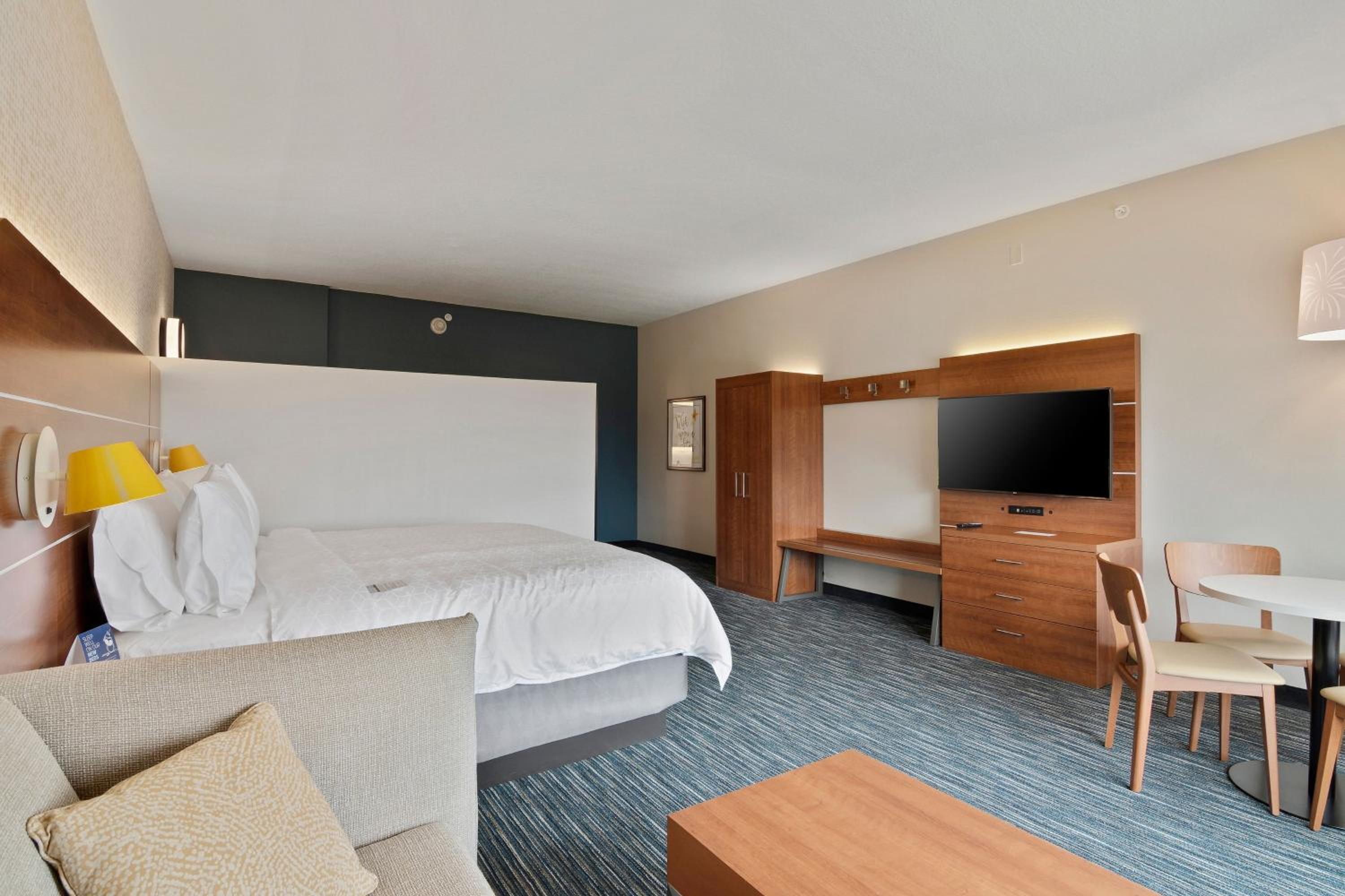 Family Suite with Sofa Bed and Accessible Tub