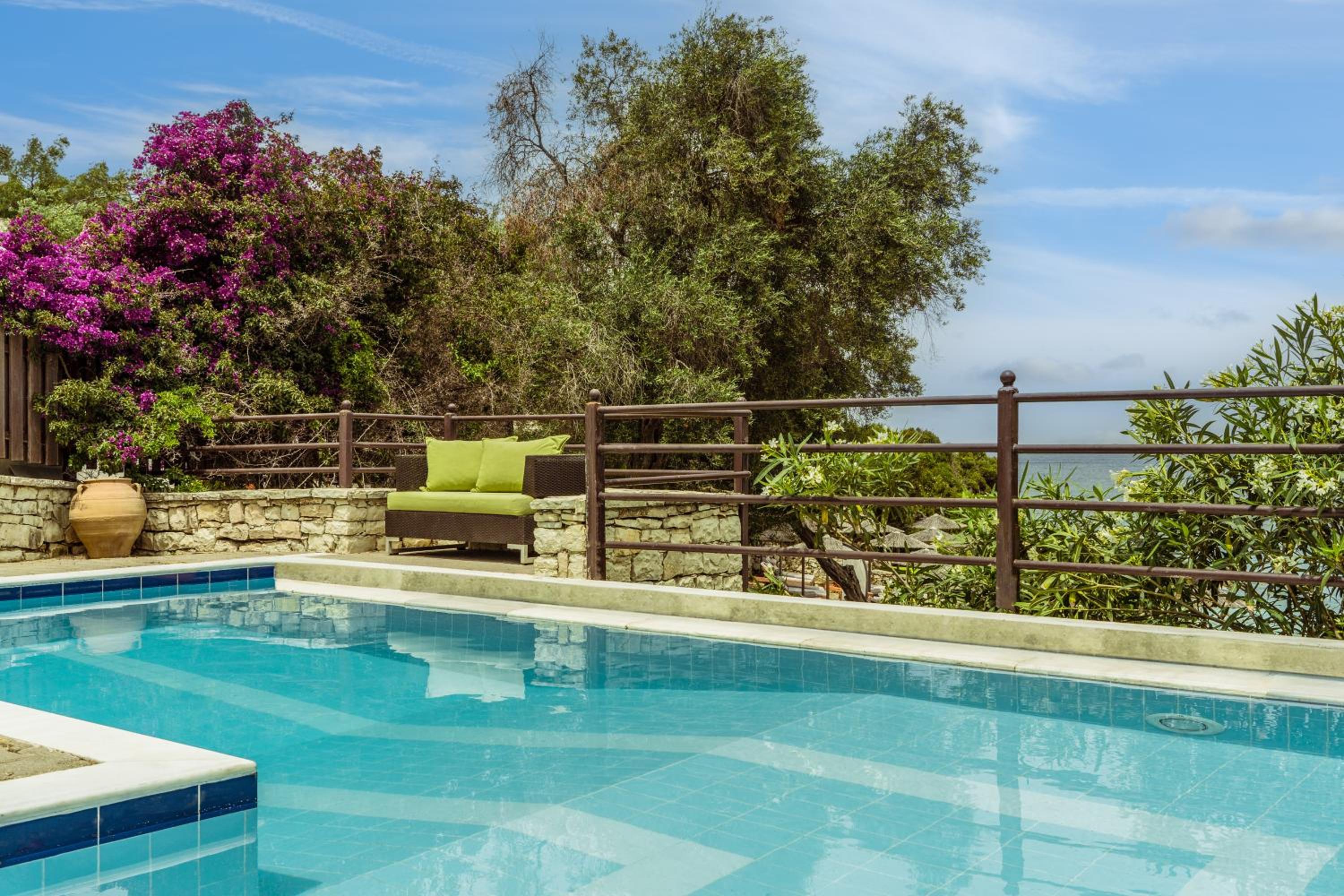 Two-Bedroom Pool Suite Sea view photo 3