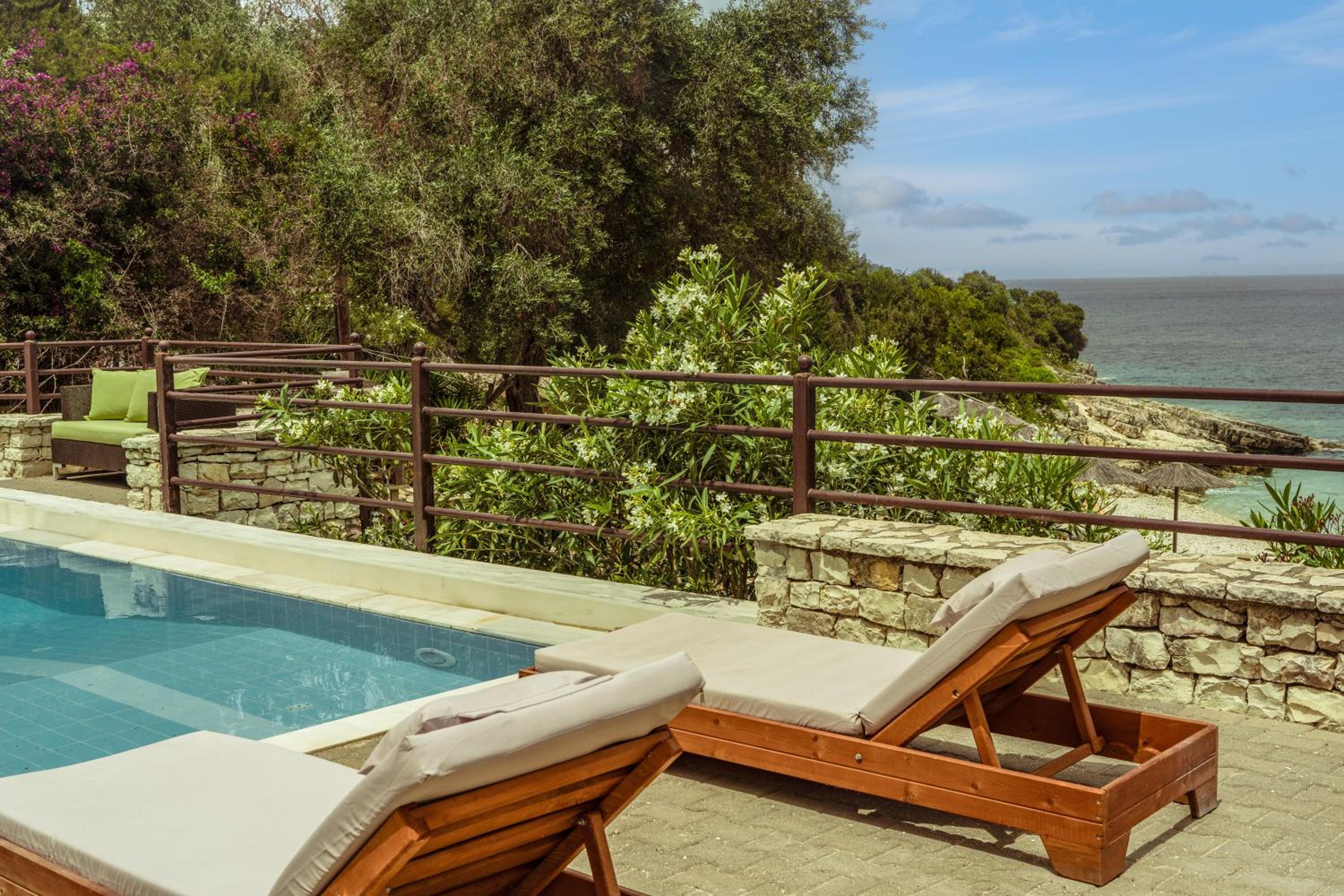 Three-Bedroom Pool Suite Sea View photo 2
