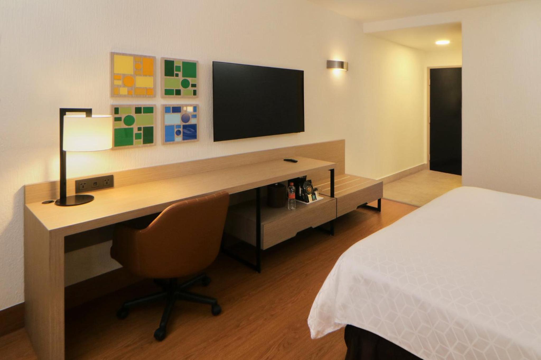 Standard King Room with Walk-In Shower photo 2