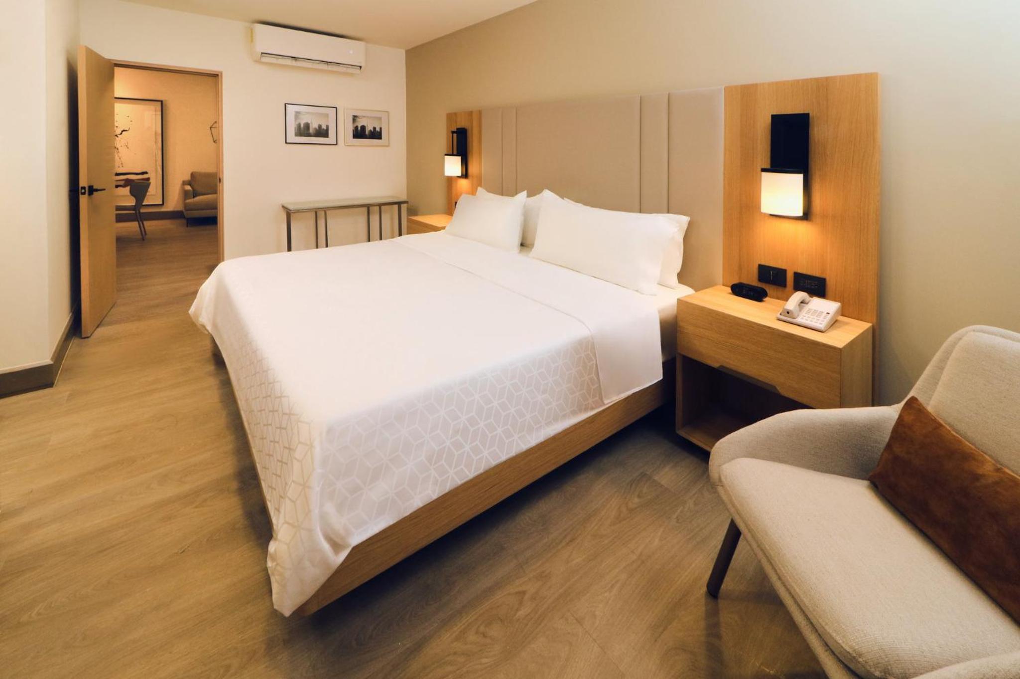 Luxury King Suite