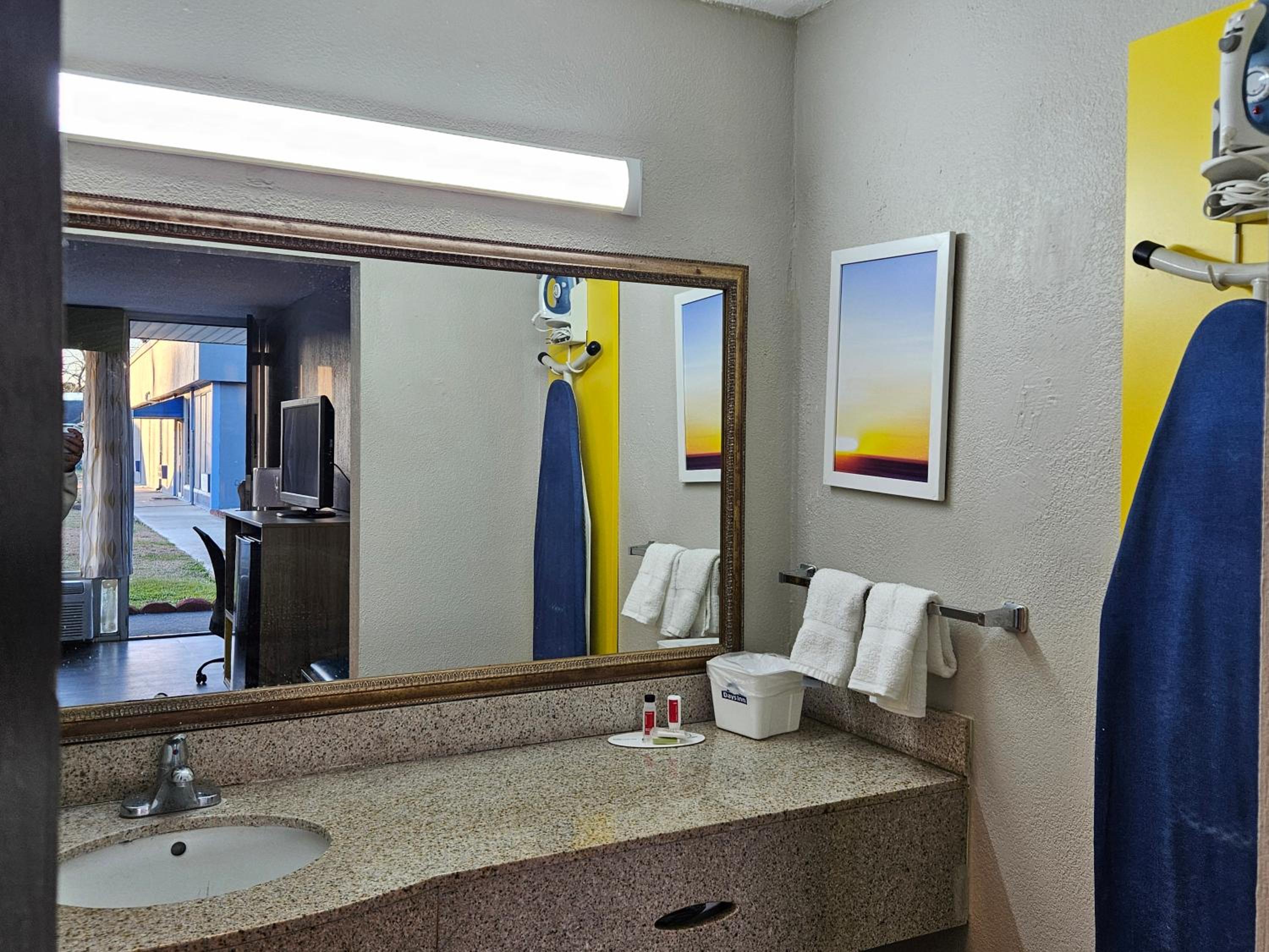 King Room - Non-Smoking - Photo 3